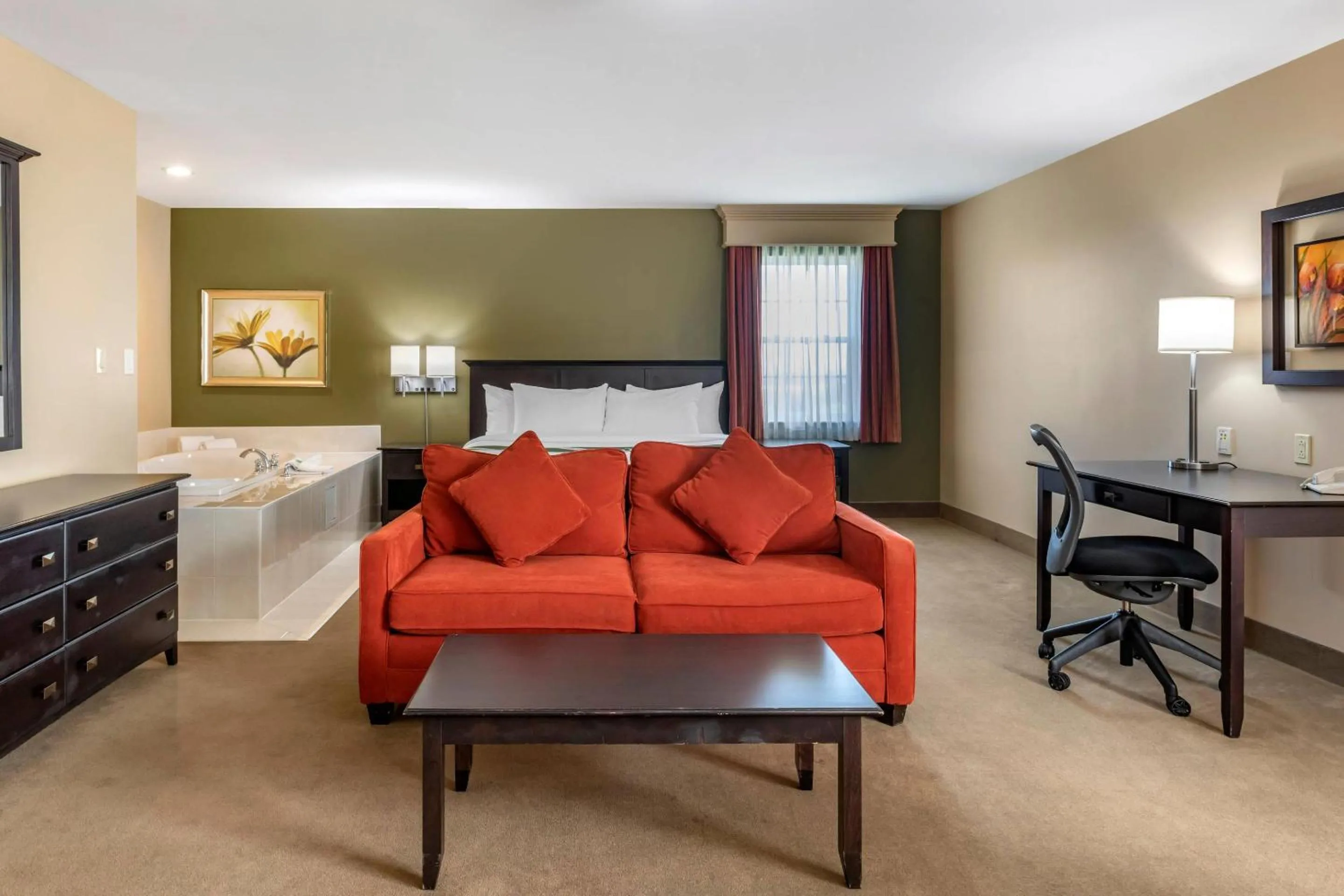 Bedroom, Bed in Quality Inn & Suites Quispamsis