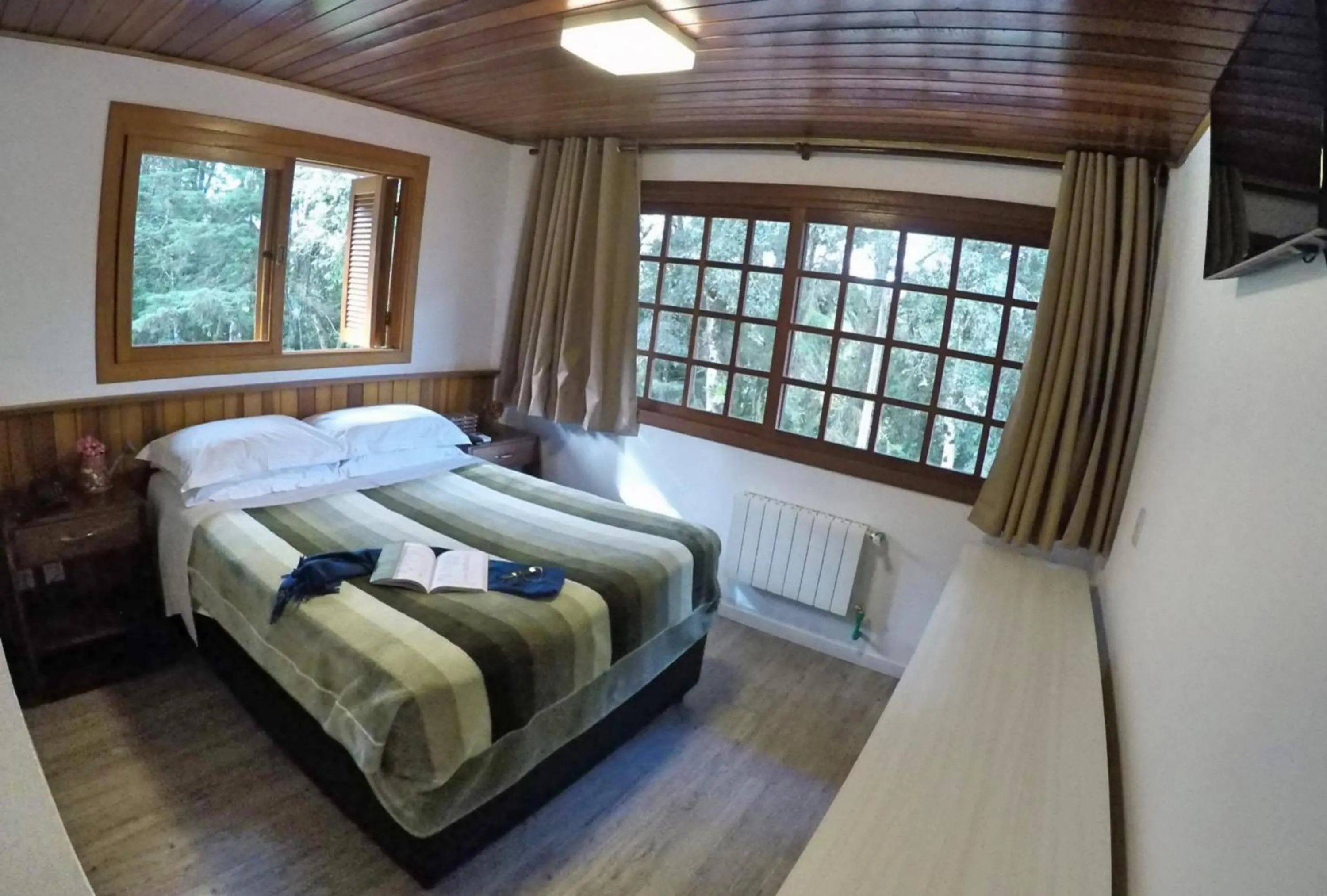 Photo of the whole room, Bed in Pousada Rosa