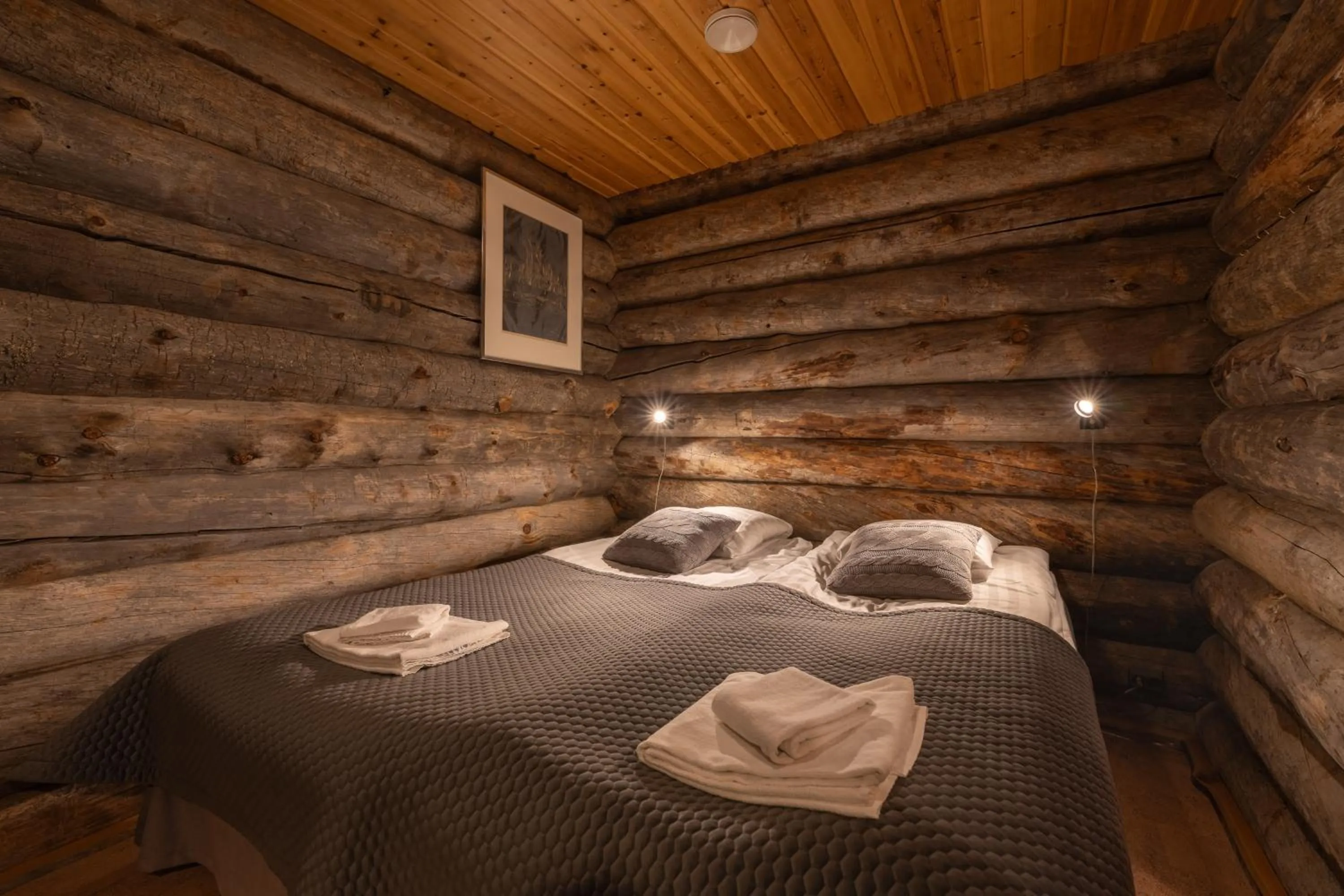 Bed in Kuukkeli Log Houses Villa Aurora "Pupula"