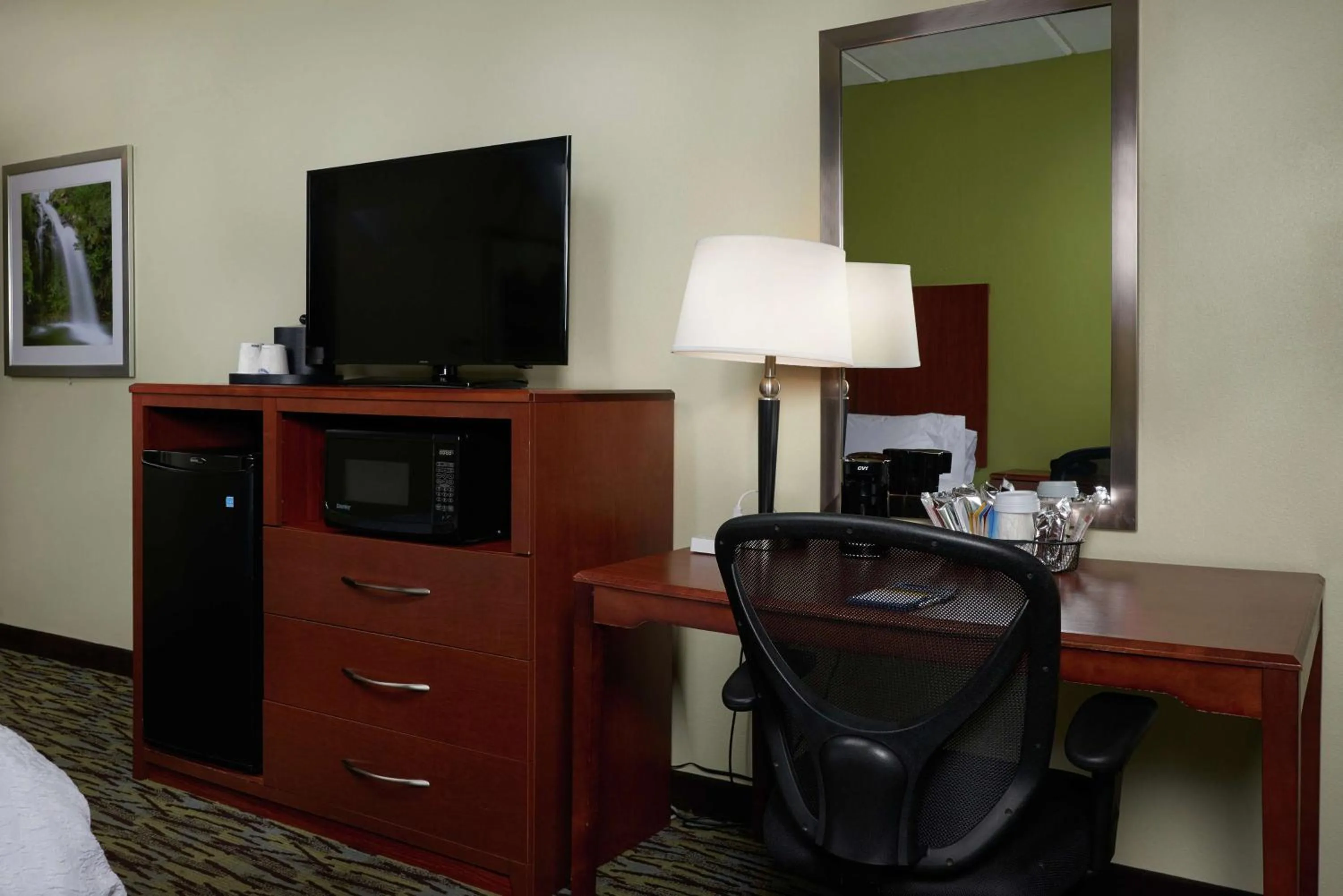 TV and multimedia in Hampton Inn Franklin, KY - Portland, TN