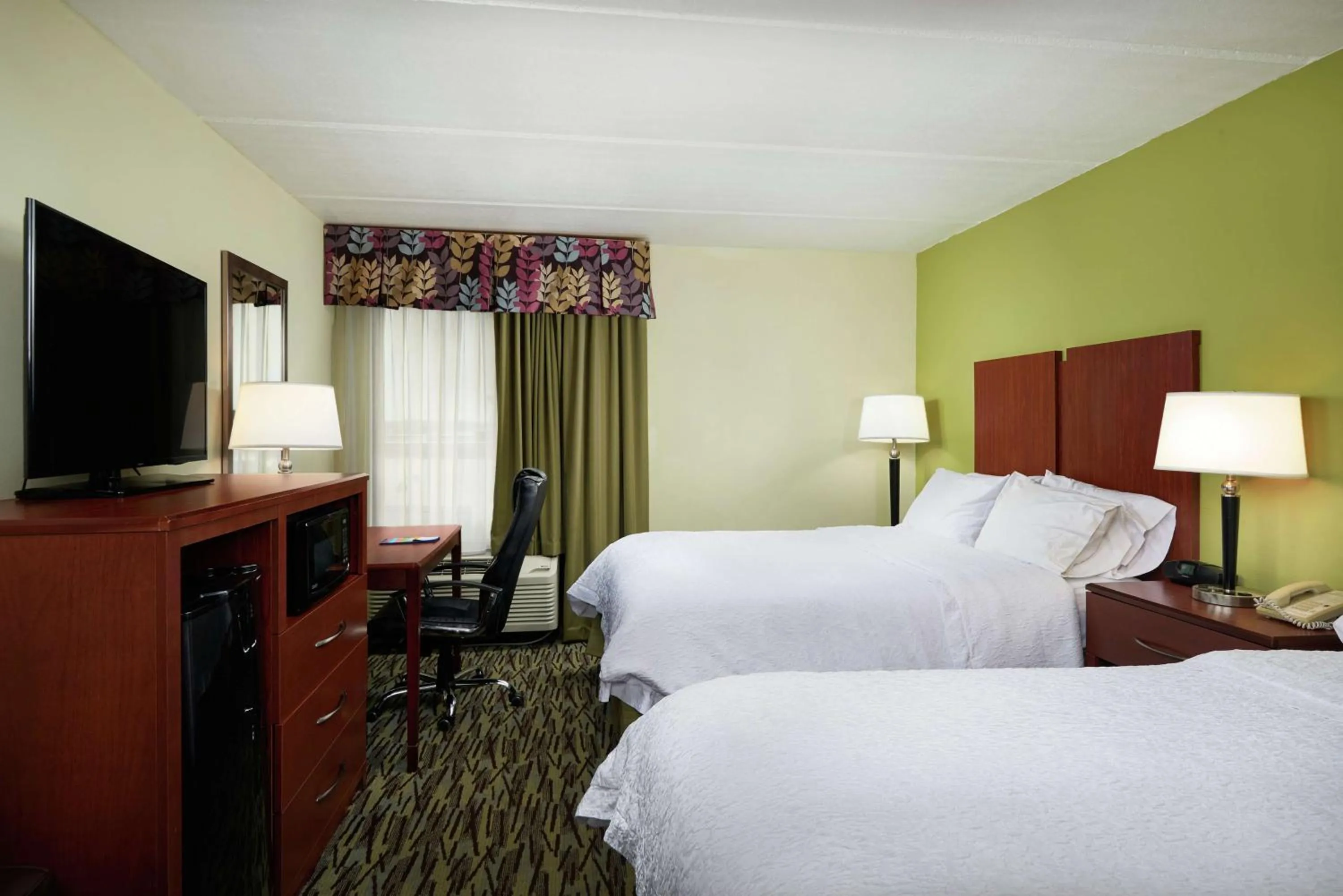 Bedroom, Bed in Hampton Inn Franklin, KY - Portland, TN