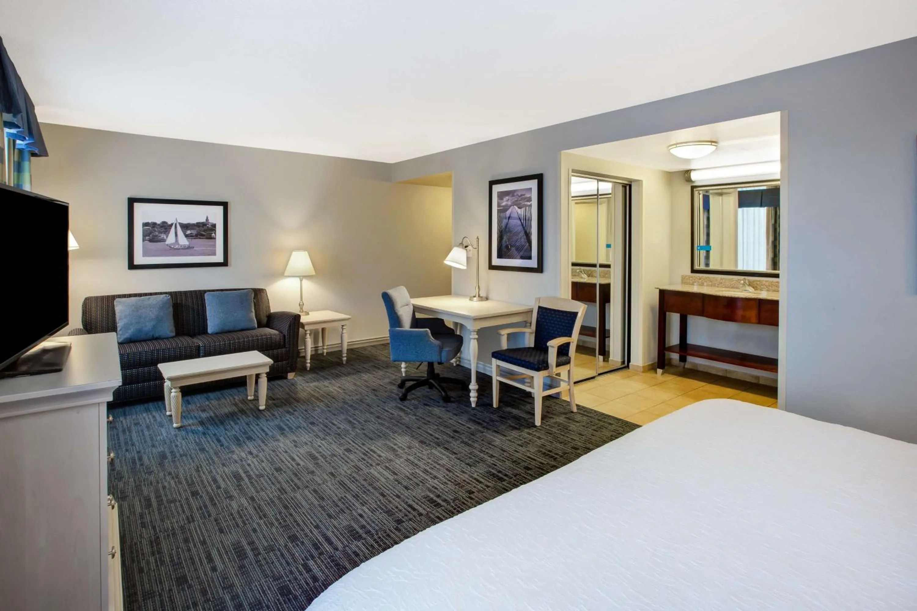 Photo of the whole room, Bed in Hampton Inn & Suites - Cape Cod / West Yarmouth