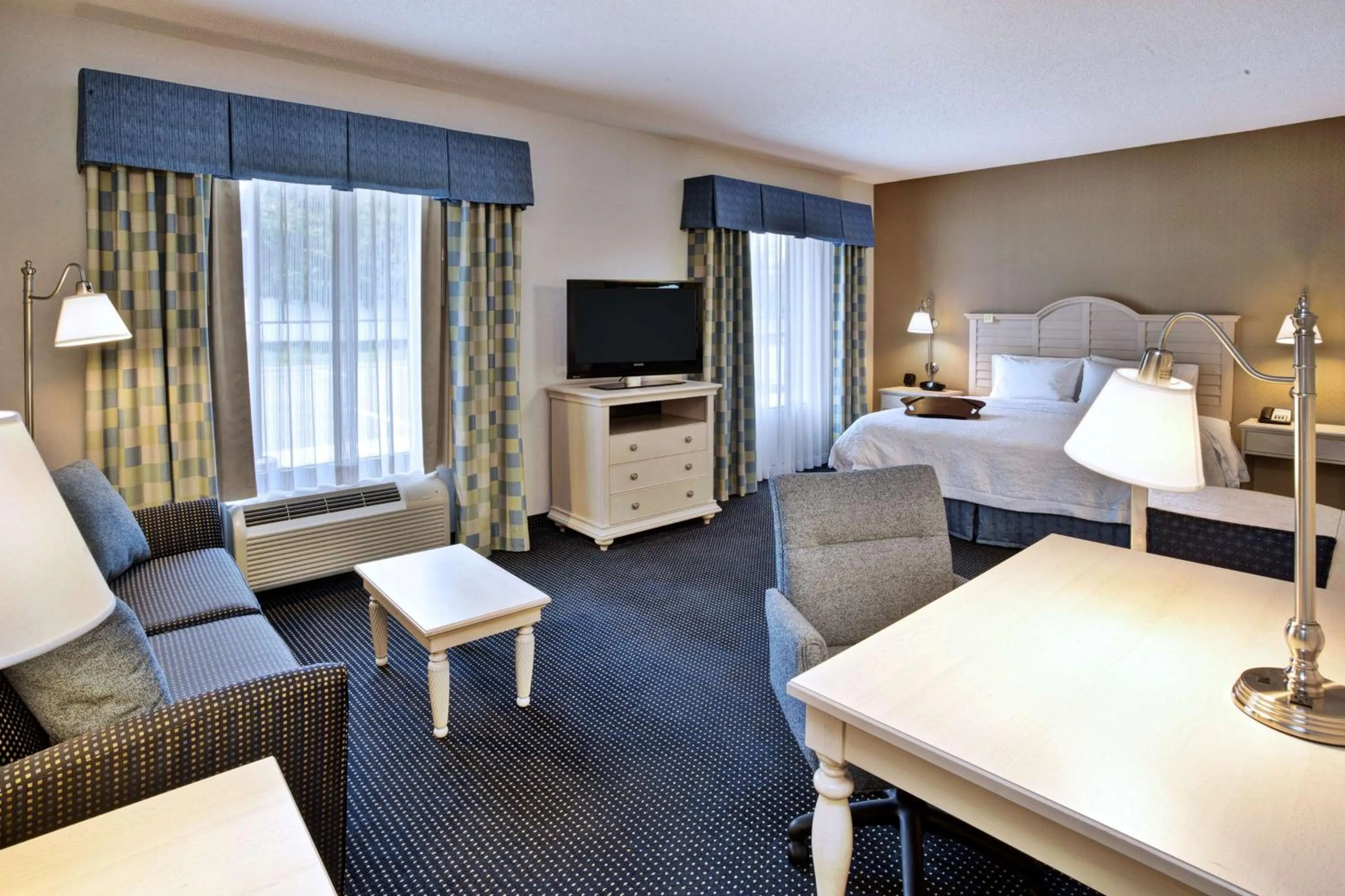 Living room, Bed in Hampton Inn & Suites - Cape Cod / West Yarmouth