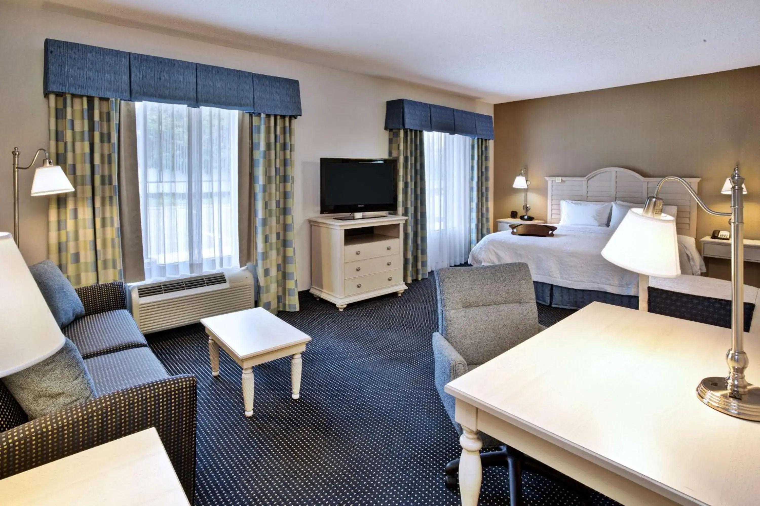 Living room, Bed in Hampton Inn & Suites - Cape Cod / West Yarmouth Living room, Bed in Hampton Inn & Suites - Cape Cod / West Yarmouth