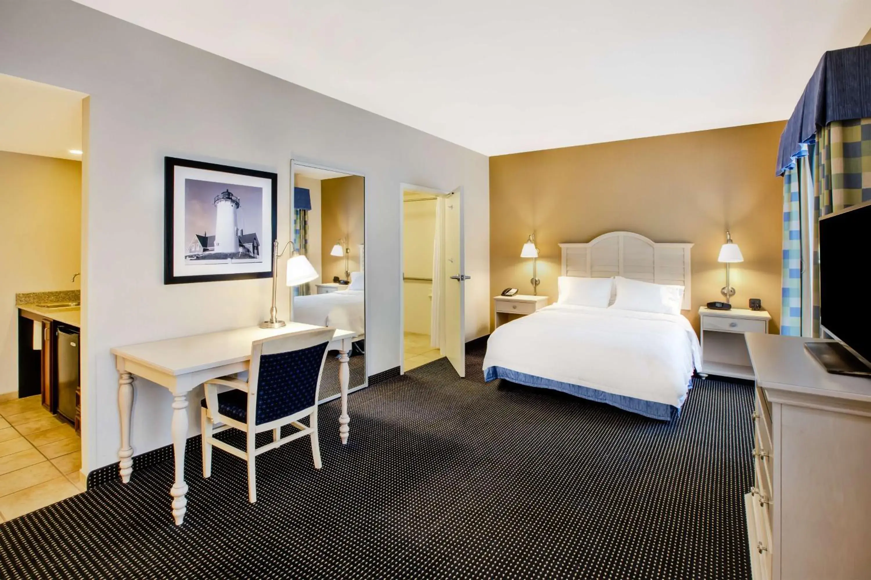 Bedroom, Bed in Hampton Inn & Suites - Cape Cod / West Yarmouth Bedroom, Bed in Hampton Inn & Suites - Cape Cod / West Yarmouth
