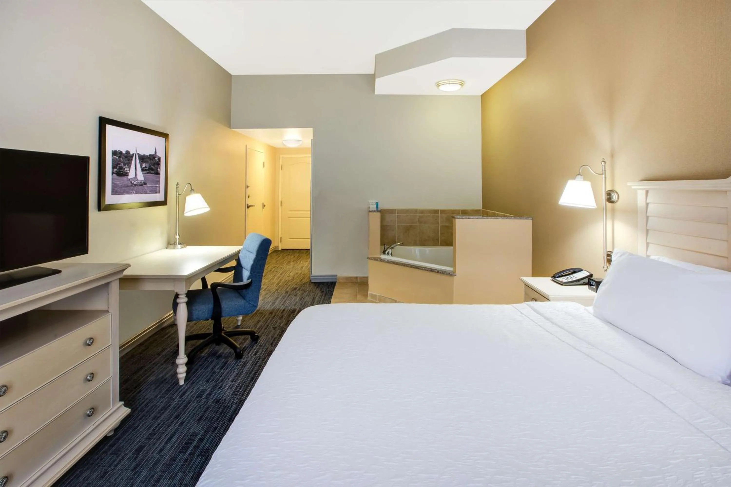 Bedroom, Bed in Hampton Inn & Suites - Cape Cod / West Yarmouth