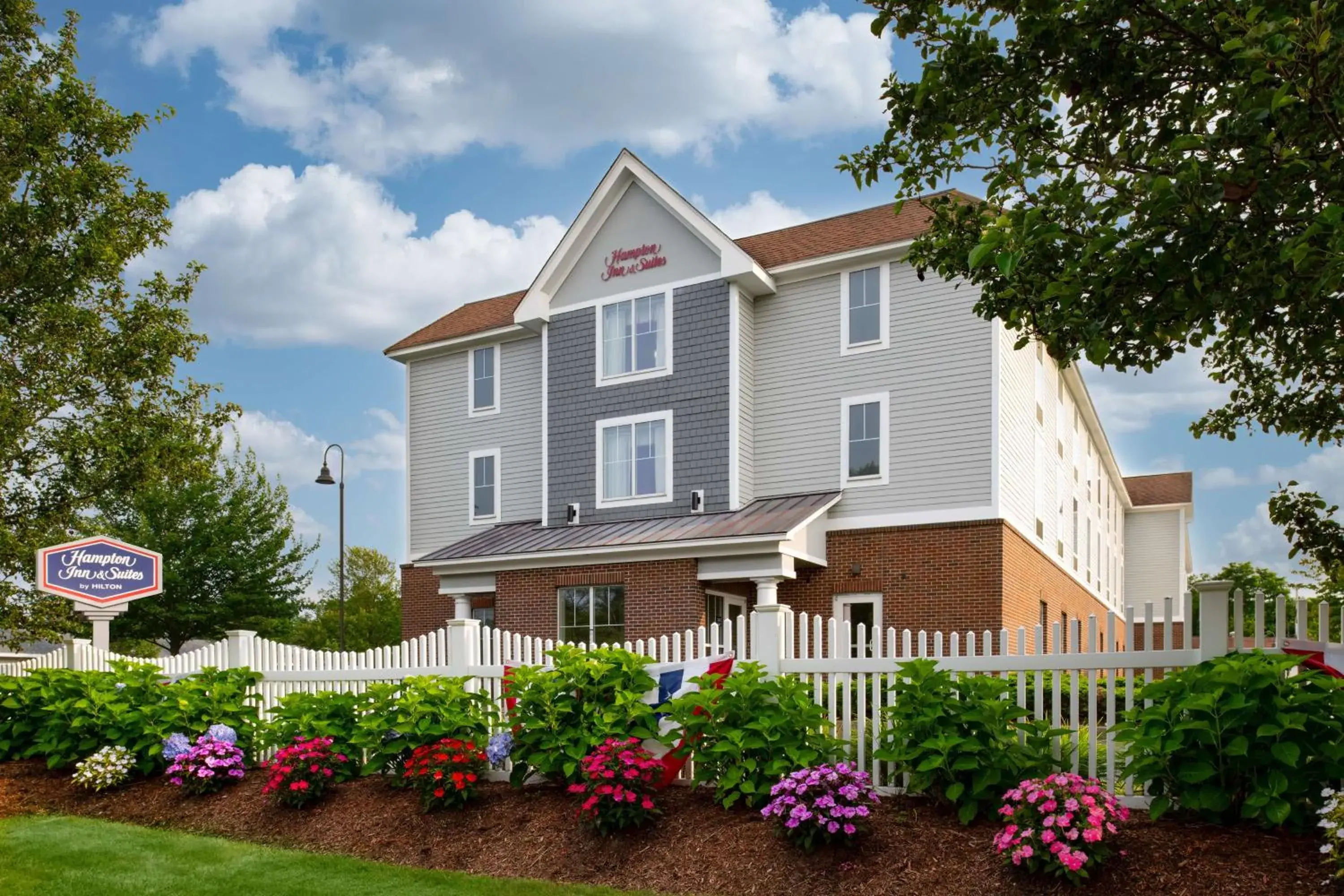 Property building in Hampton Inn & Suites - Cape Cod / West Yarmouth Property building in Hampton Inn & Suites - Cape Cod / West Yarmouth