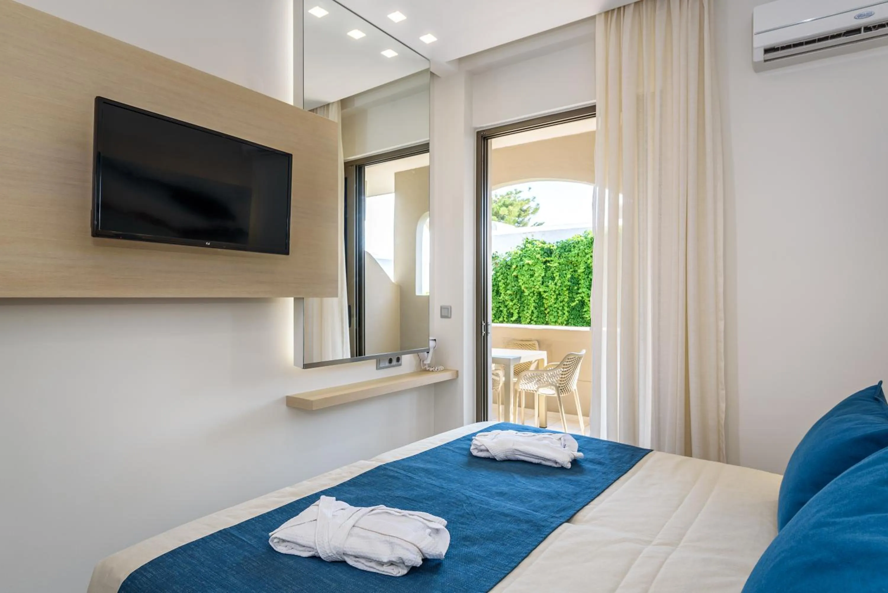 Bedroom, Bed in Marinos Beach Hotel