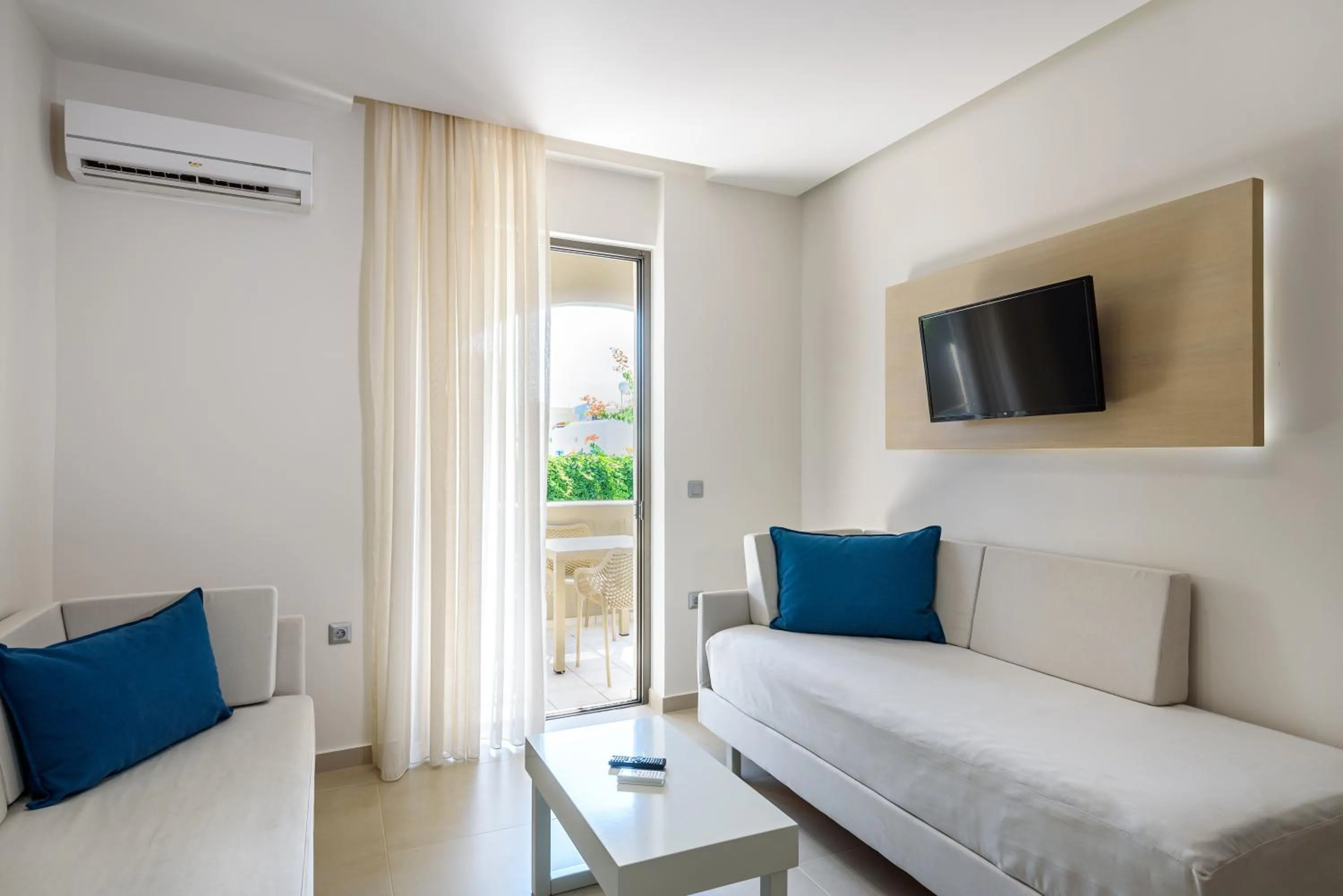 Living room, Bed in Marinos Beach Hotel