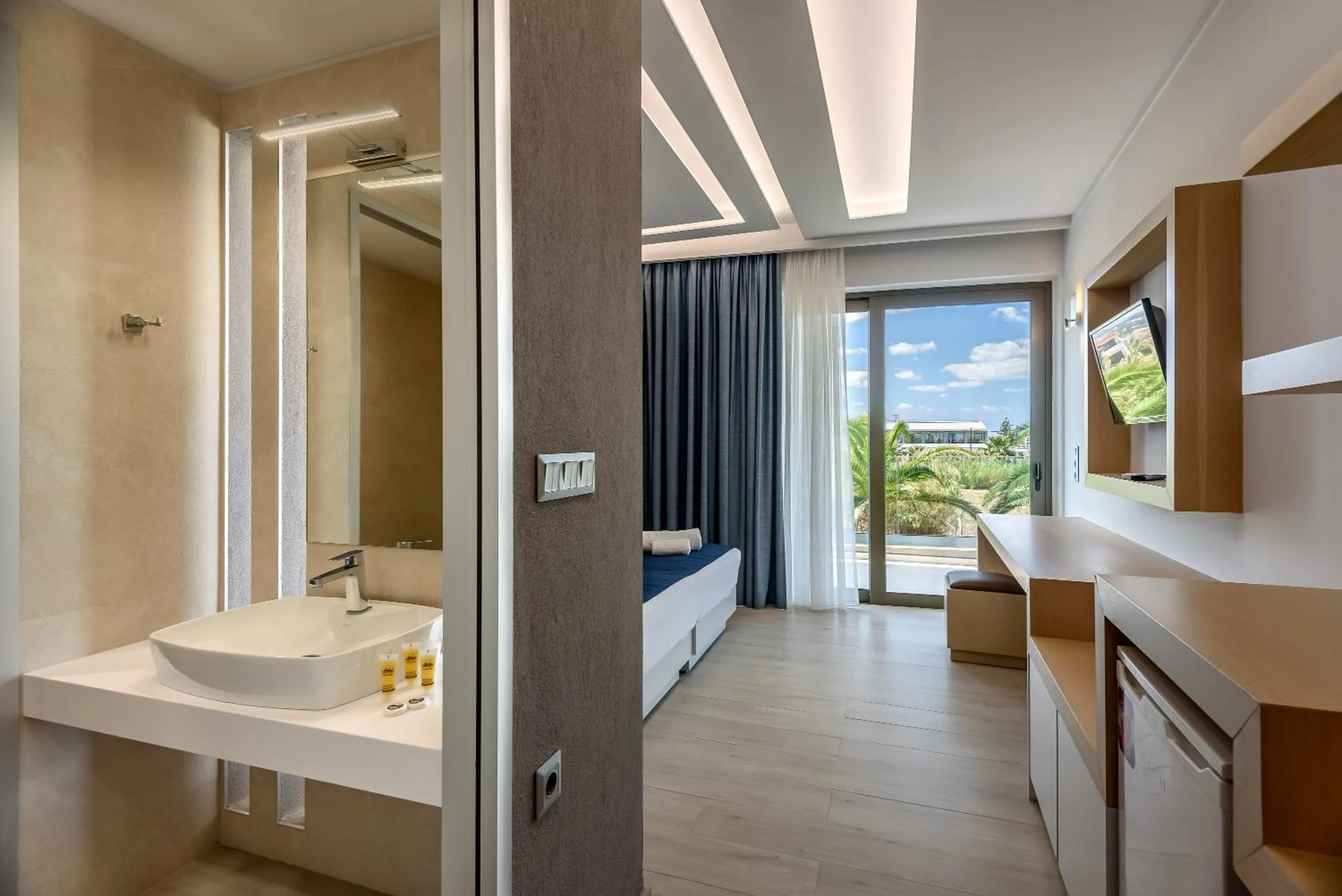 Bathroom, Bed in Marinos Beach Hotel