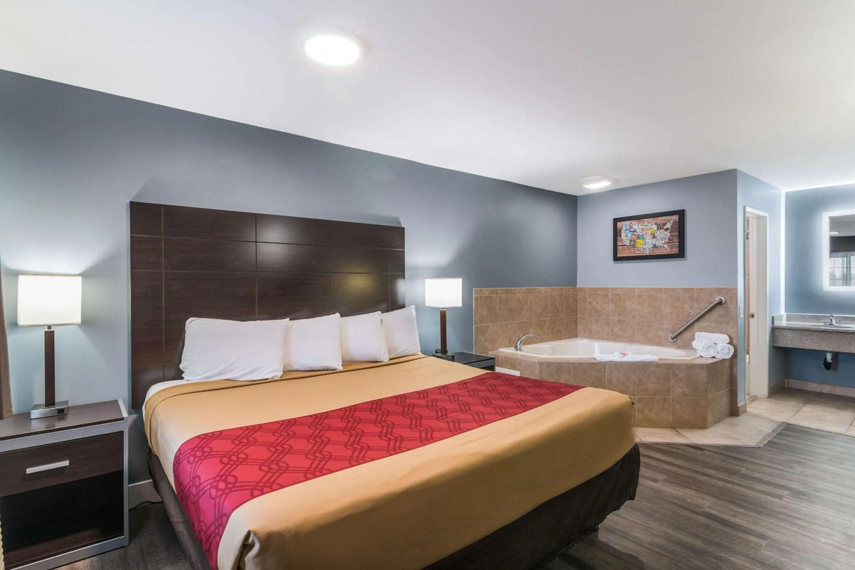 Bedroom, Bed in Econo Lodge Hesperia - Victorville I-15