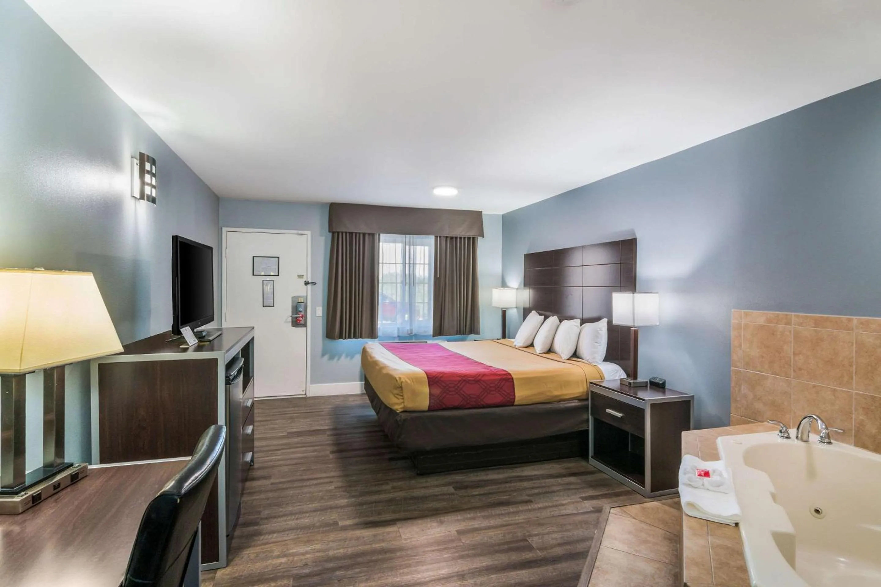 Bedroom, Bed in Econo Lodge Hesperia - Victorville I-15