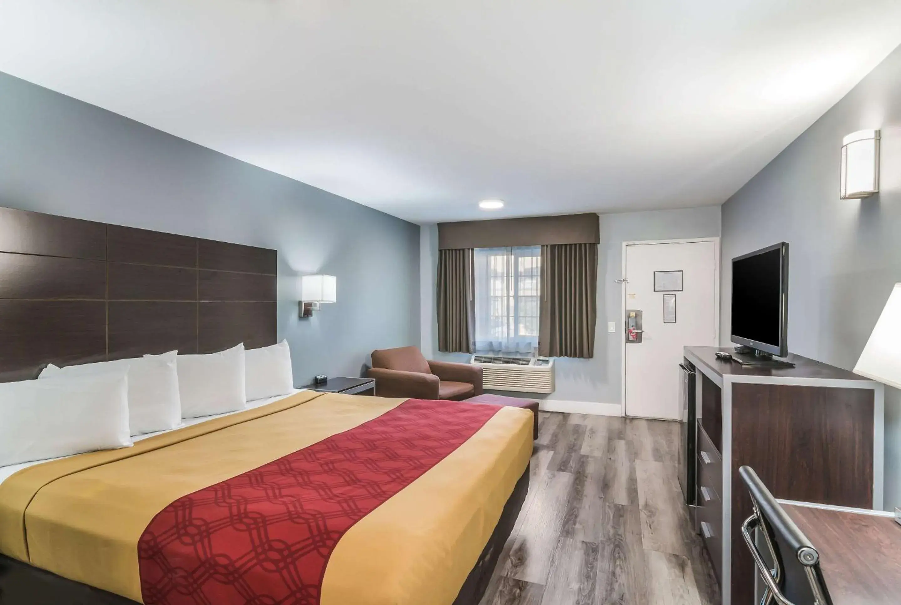 King Room with One King Bed - Non-Smoking in Econo Lodge Hesperia - Victorville I-15 King Room with One King Bed - Non-Smoking in Econo Lodge Hesperia - Victorville I-15