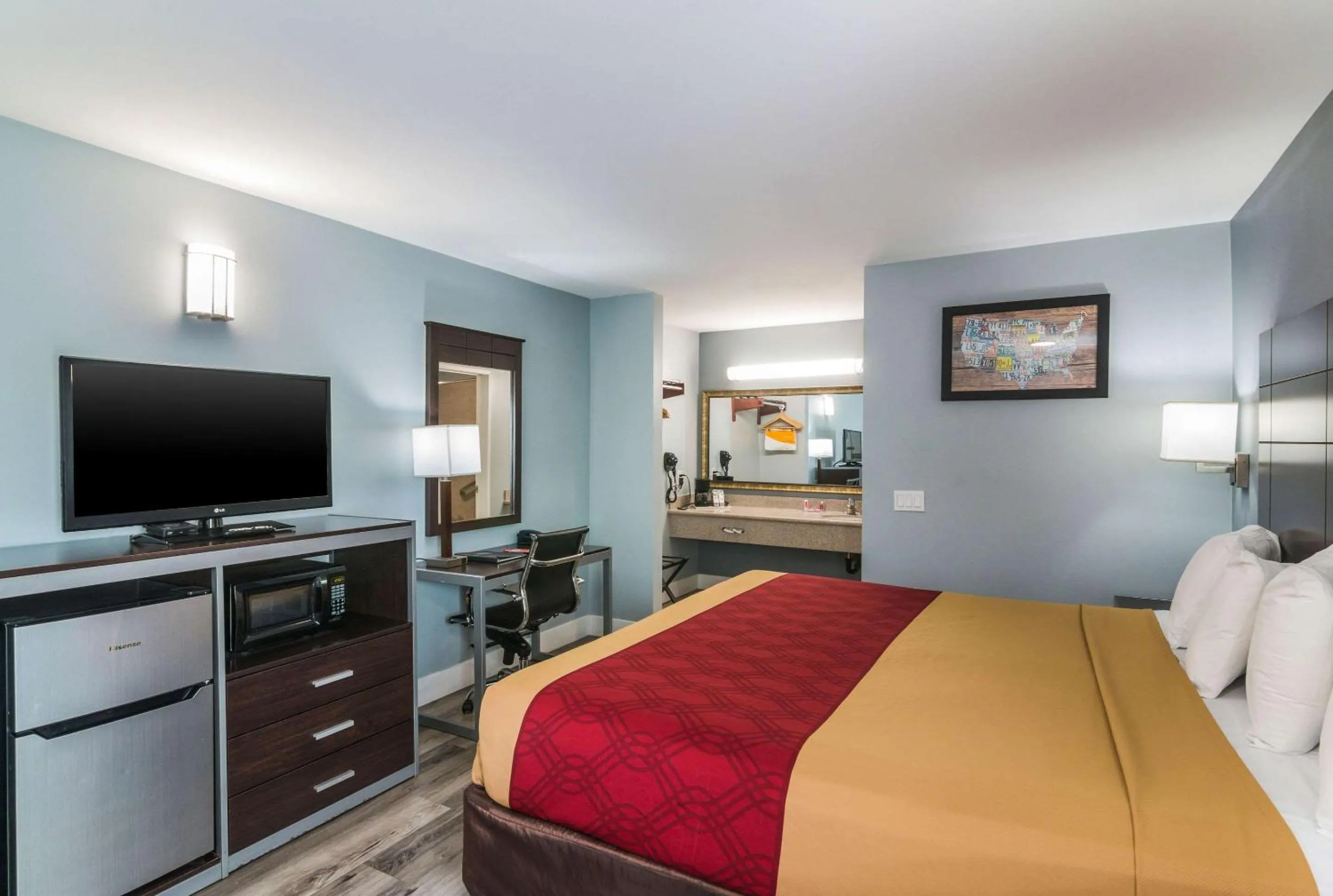 Bedroom, Bed in Econo Lodge Hesperia - Victorville I-15