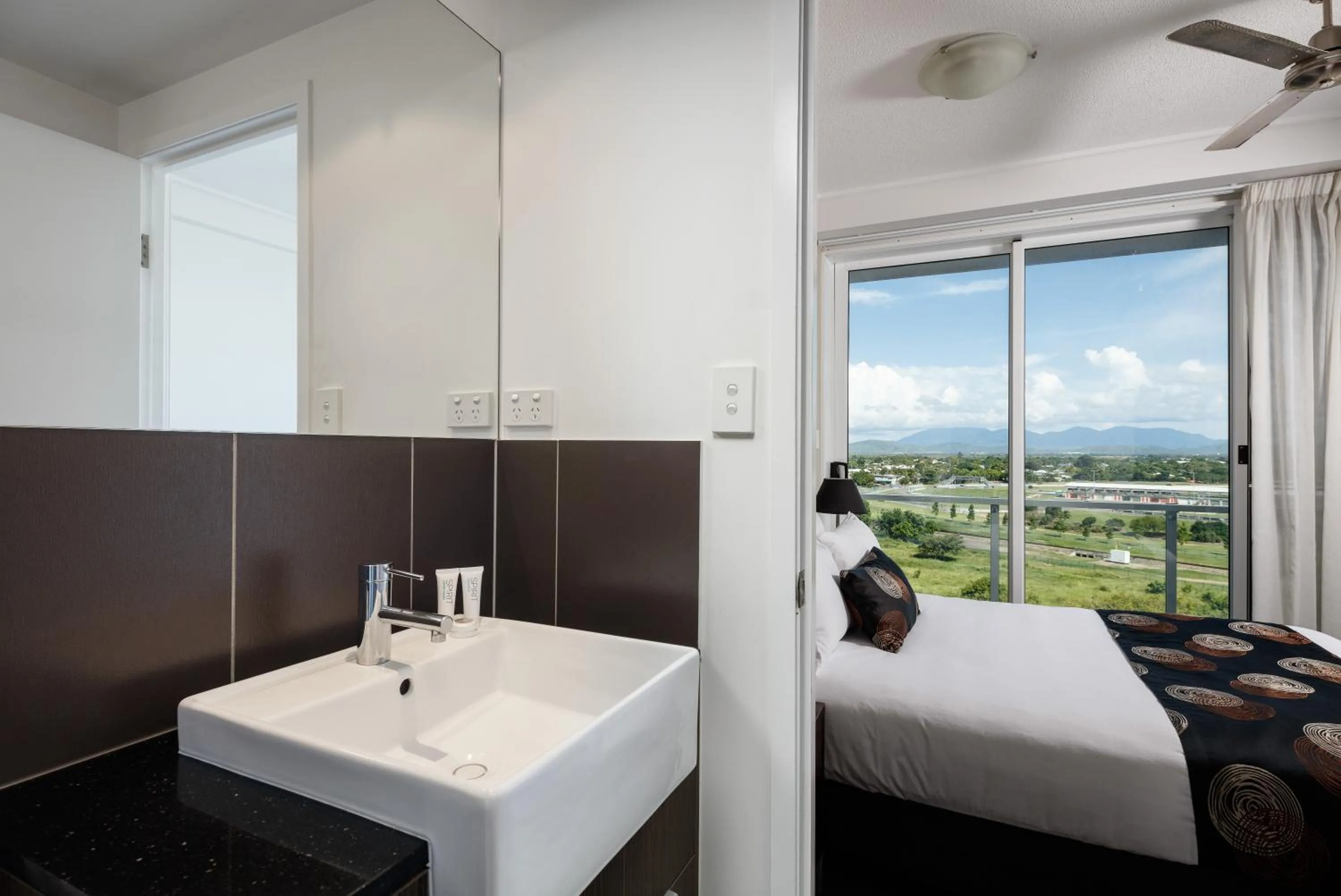 Bathroom, Bed in Central Holborn Apartments