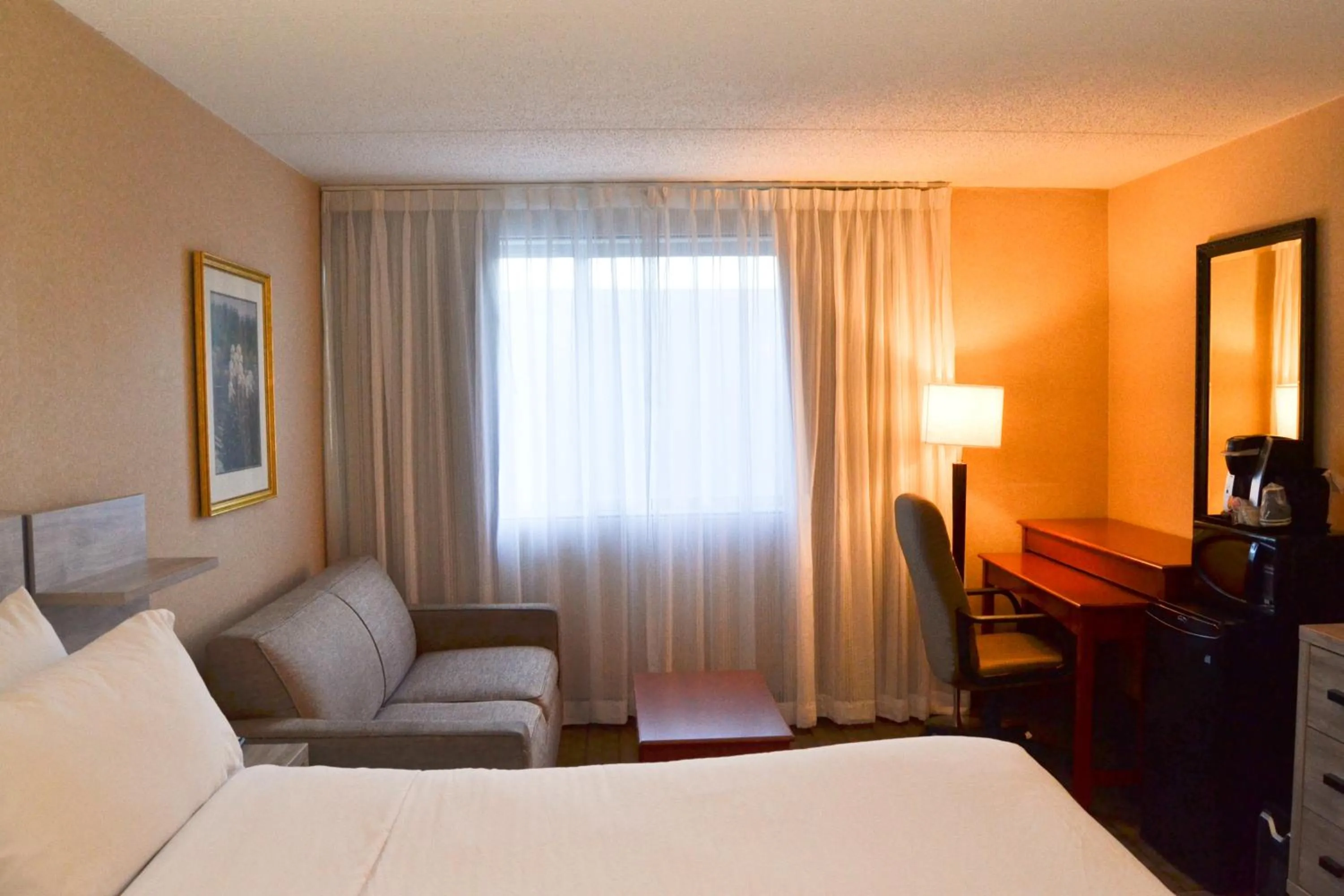 Bedroom, Bed in Amenida Residences, Calgary