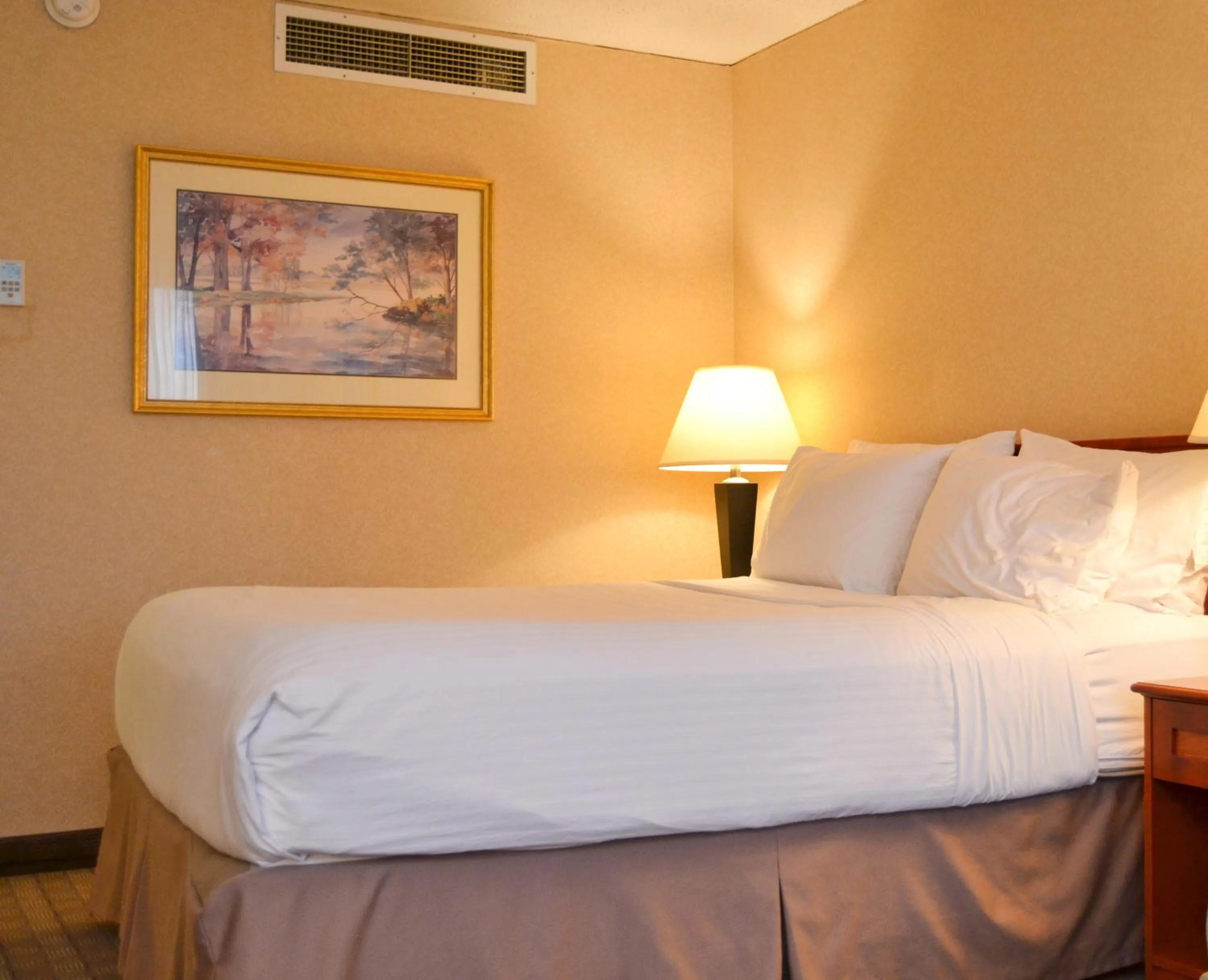 Bedroom, Bed in Amenida Residences, Calgary