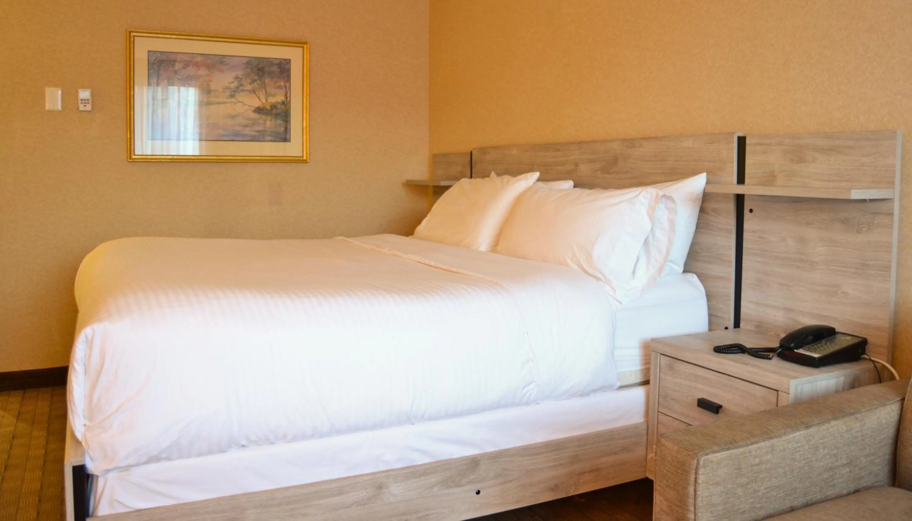 Photo of the whole room, Bed in Amenida Residences, Calgary