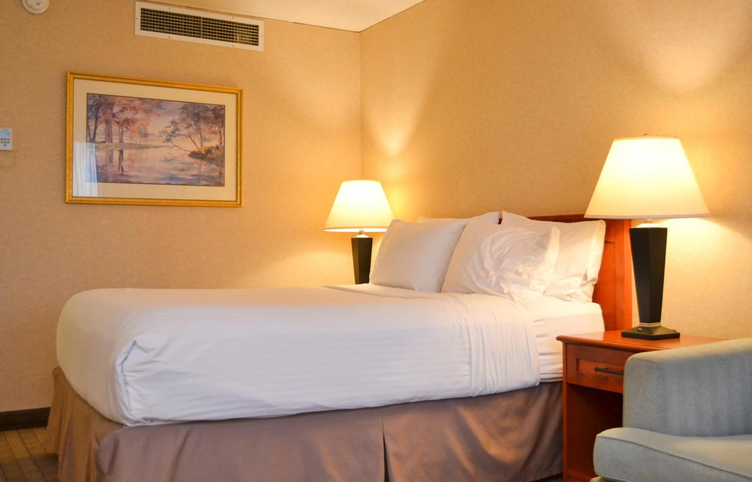 Bedroom, Bed in Amenida Residences, Calgary