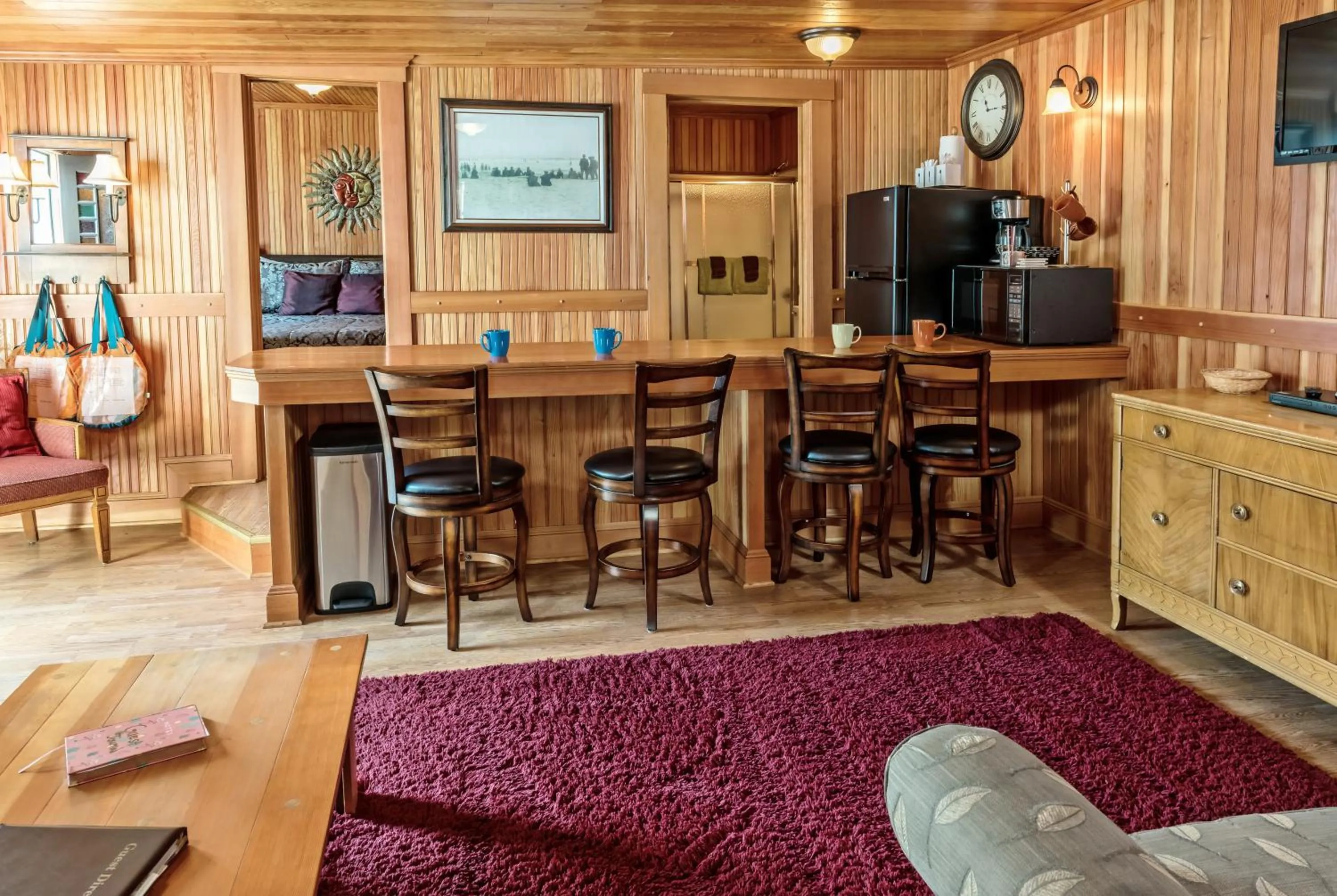 Communal lounge/ TV room in Whistling Winds Motel