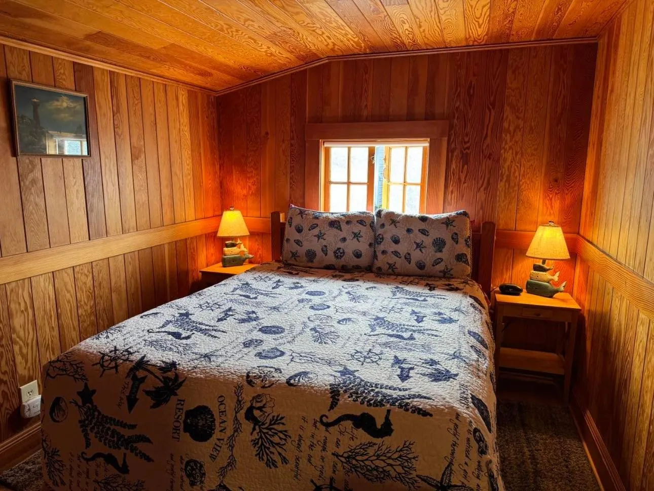 Bedroom, Bed in Whistling Winds Motel