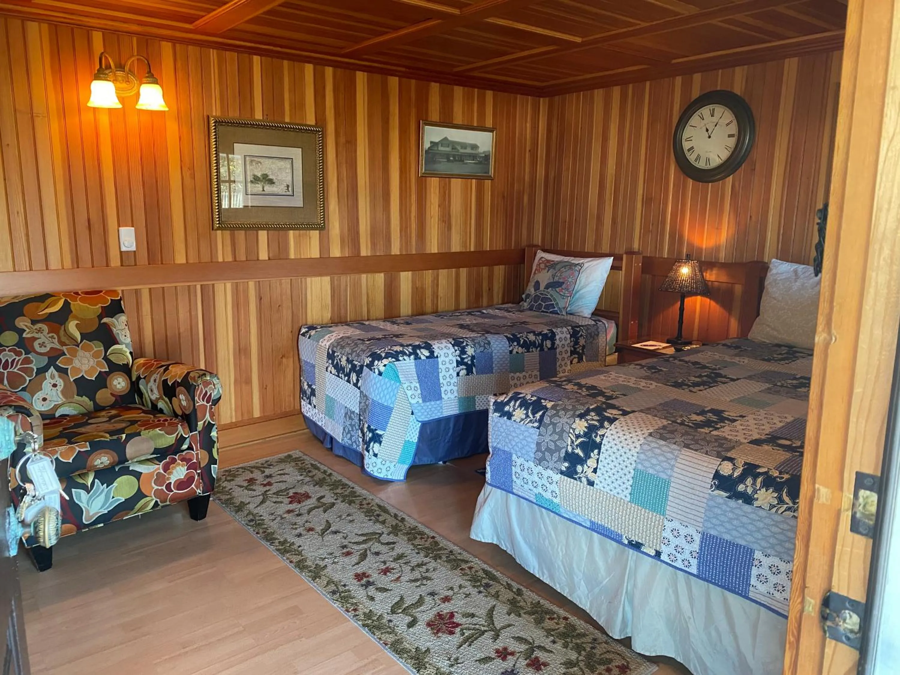 Bedroom, Bed in Whistling Winds Motel