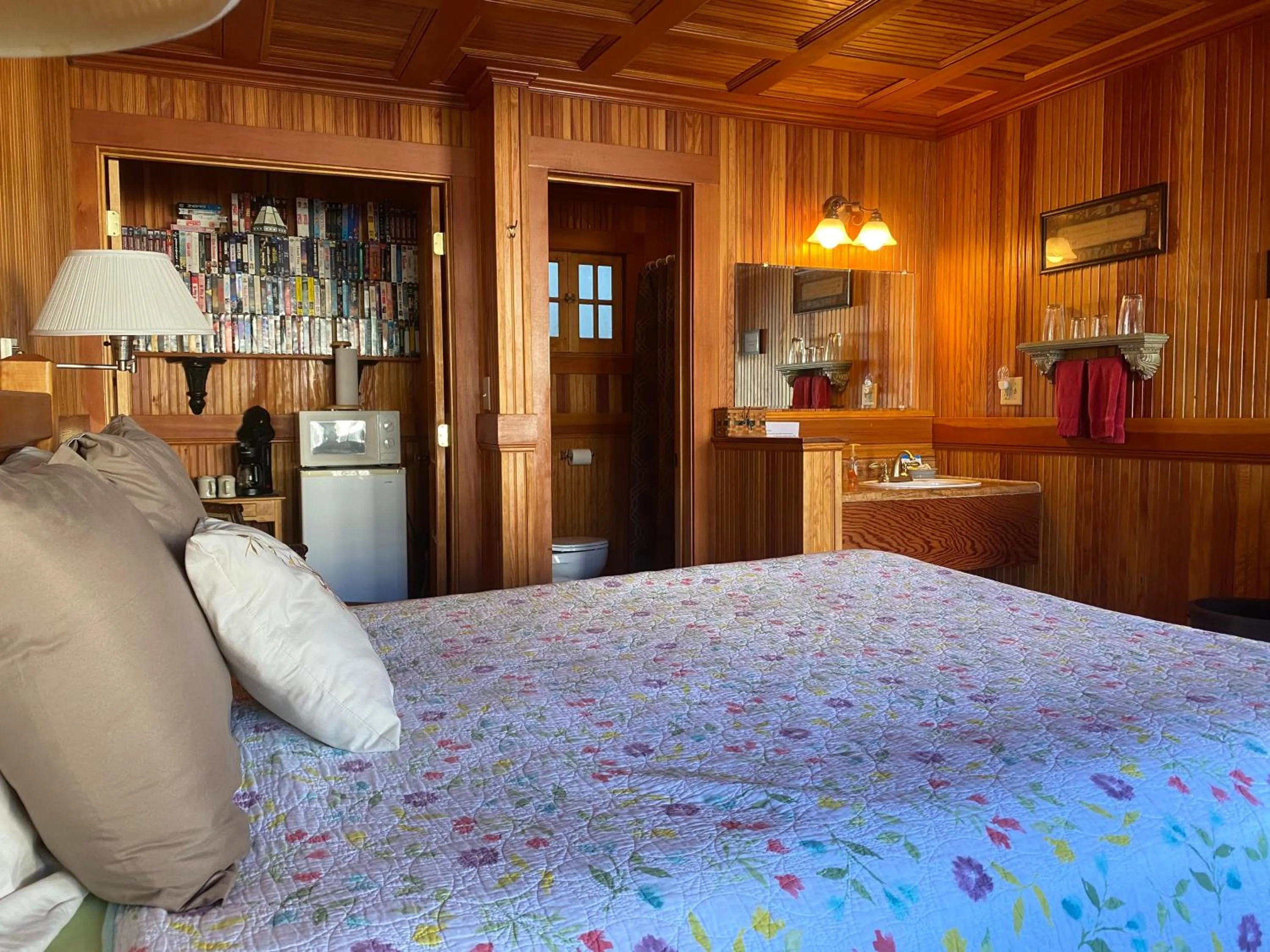 Bed in Whistling Winds Motel