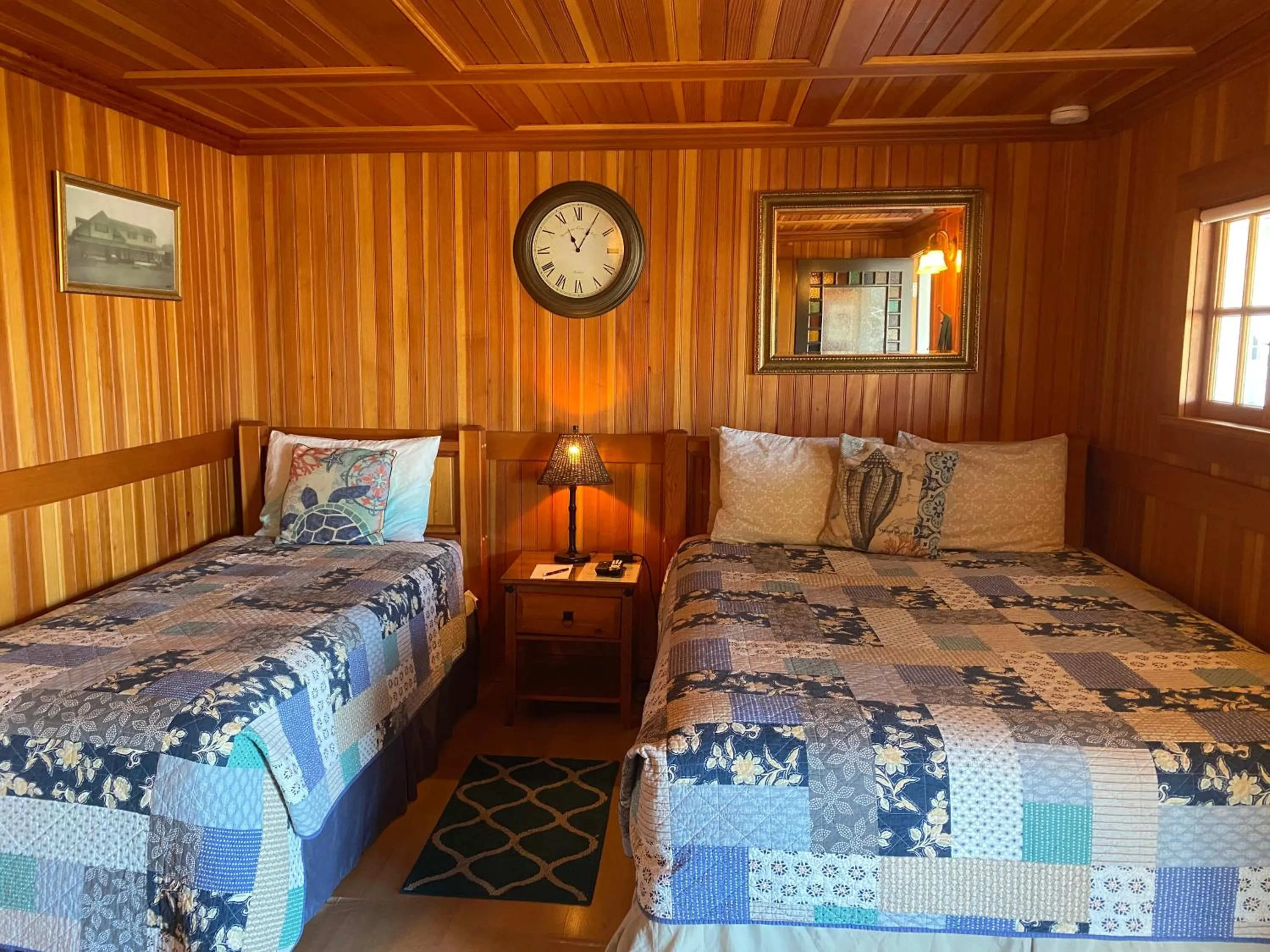 Bedroom, Bed in Whistling Winds Motel