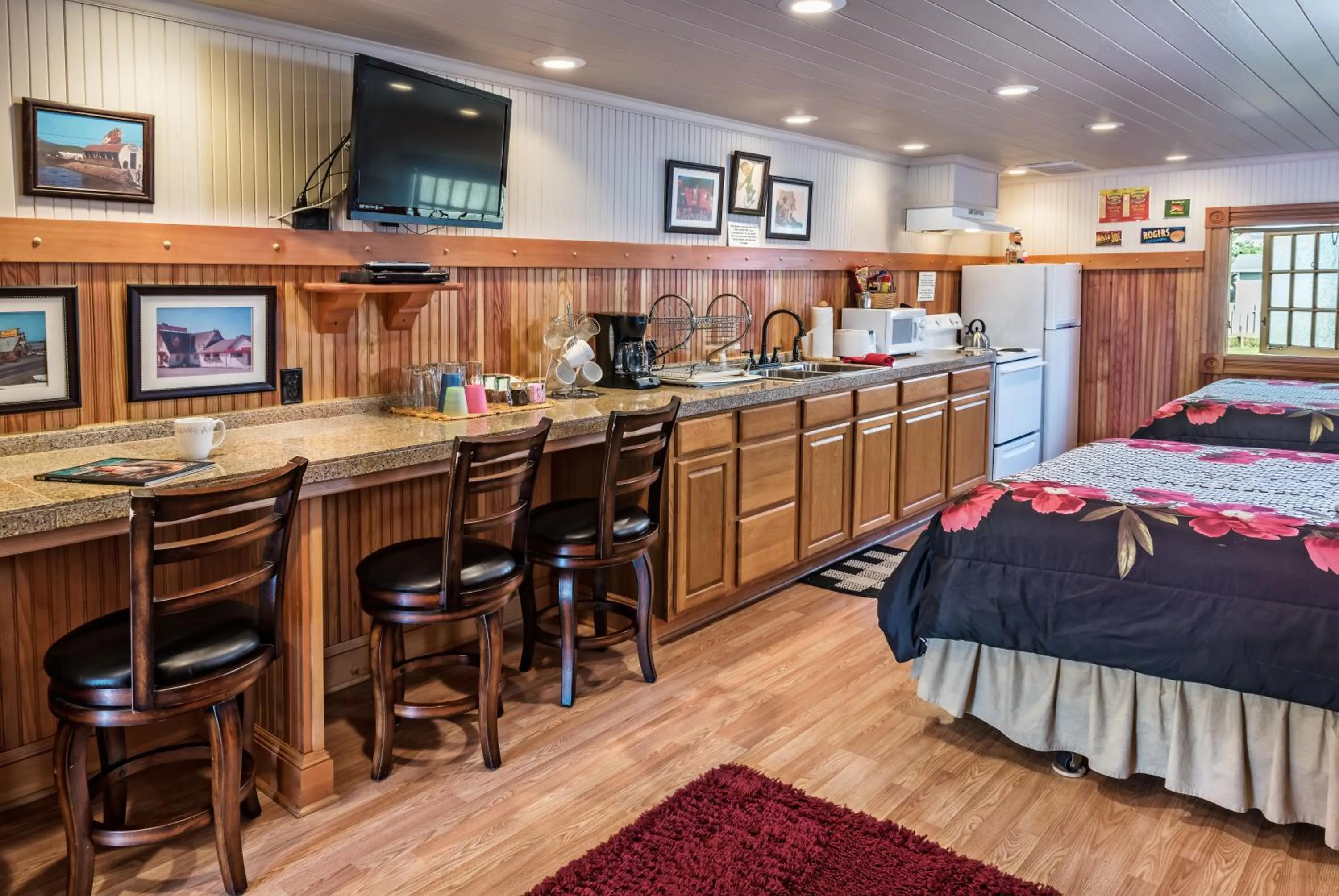 Kitchen or kitchenette, Bed in Whistling Winds Motel