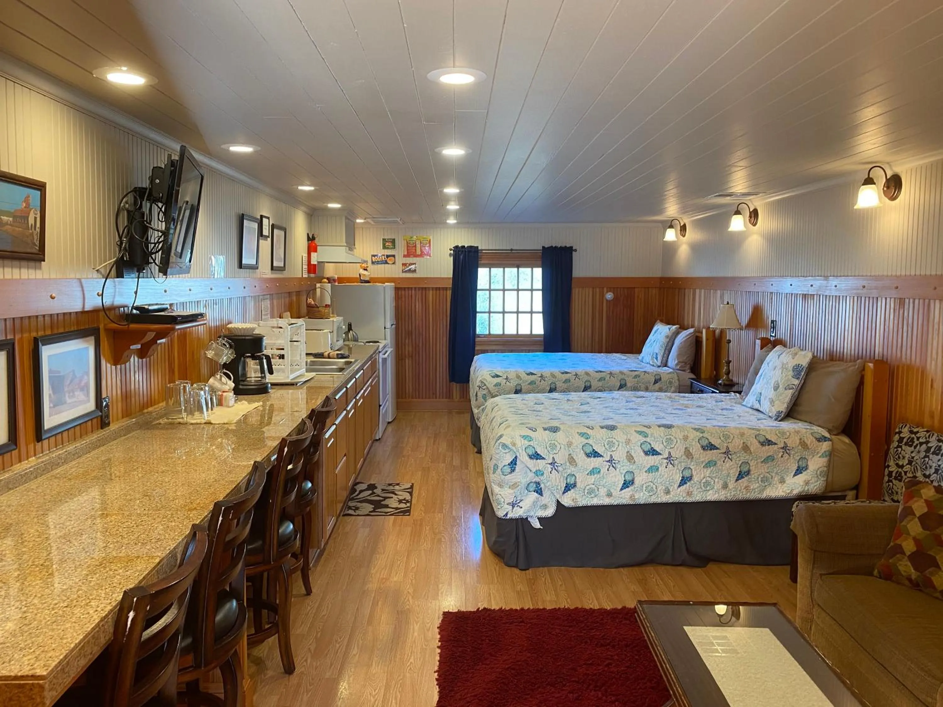 Seating area, Bed in Whistling Winds Motel