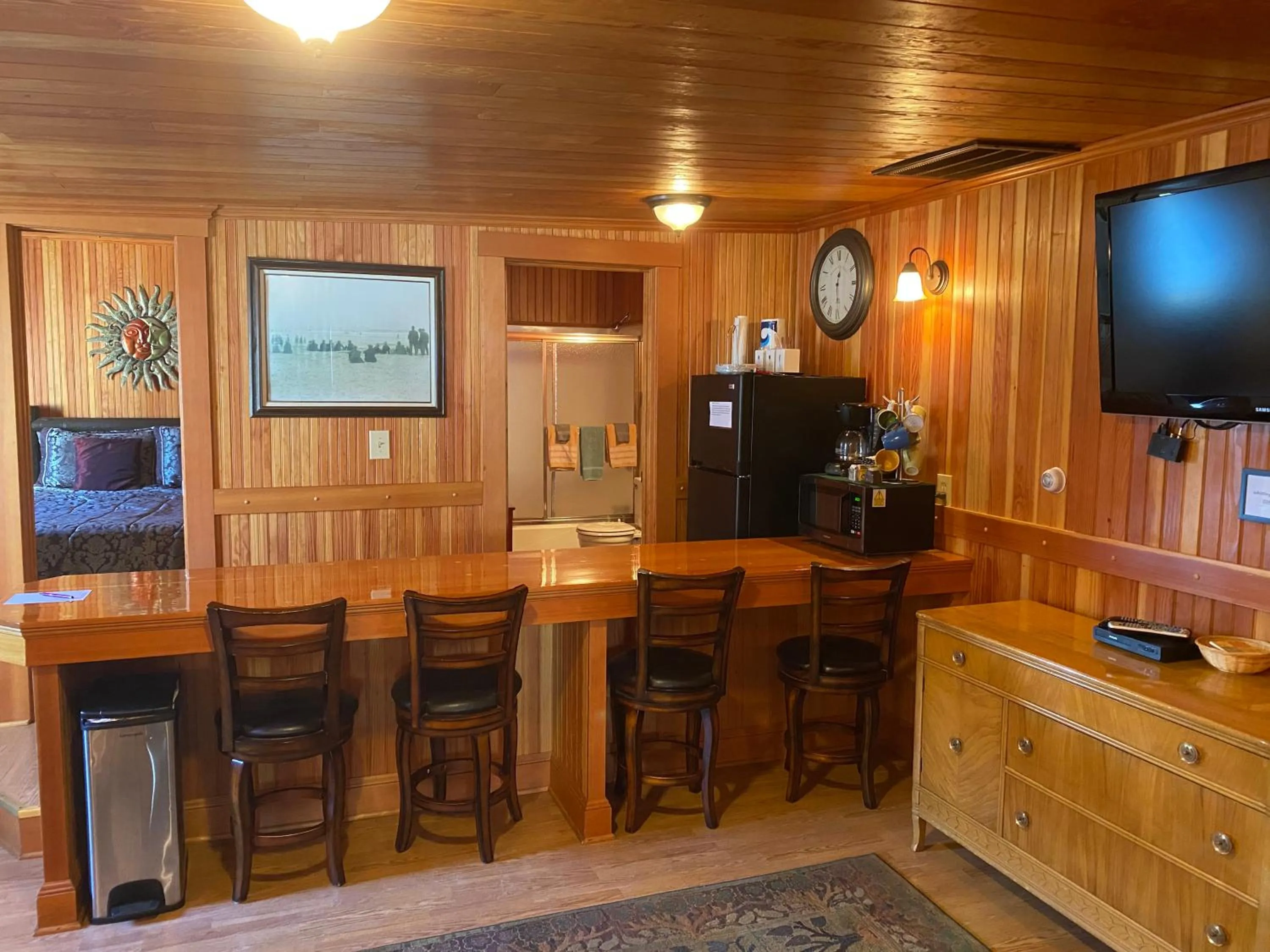 Communal lounge/ TV room in Whistling Winds Motel