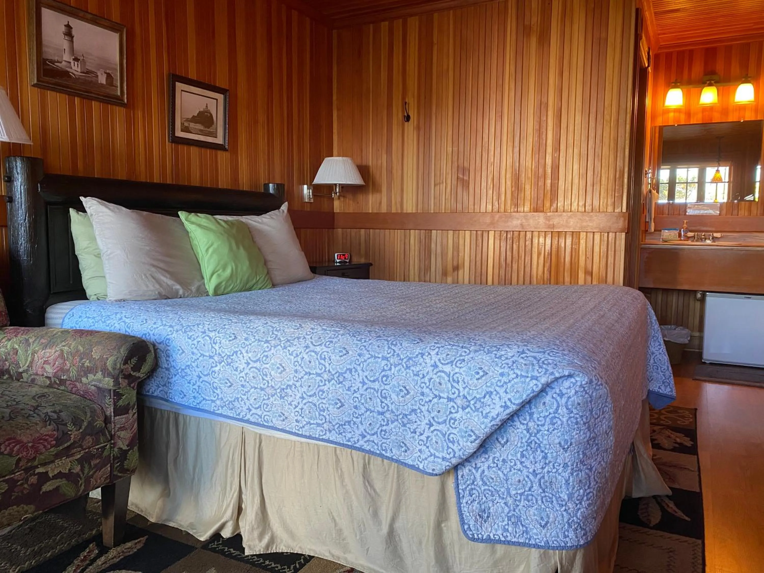 Bed in Whistling Winds Motel