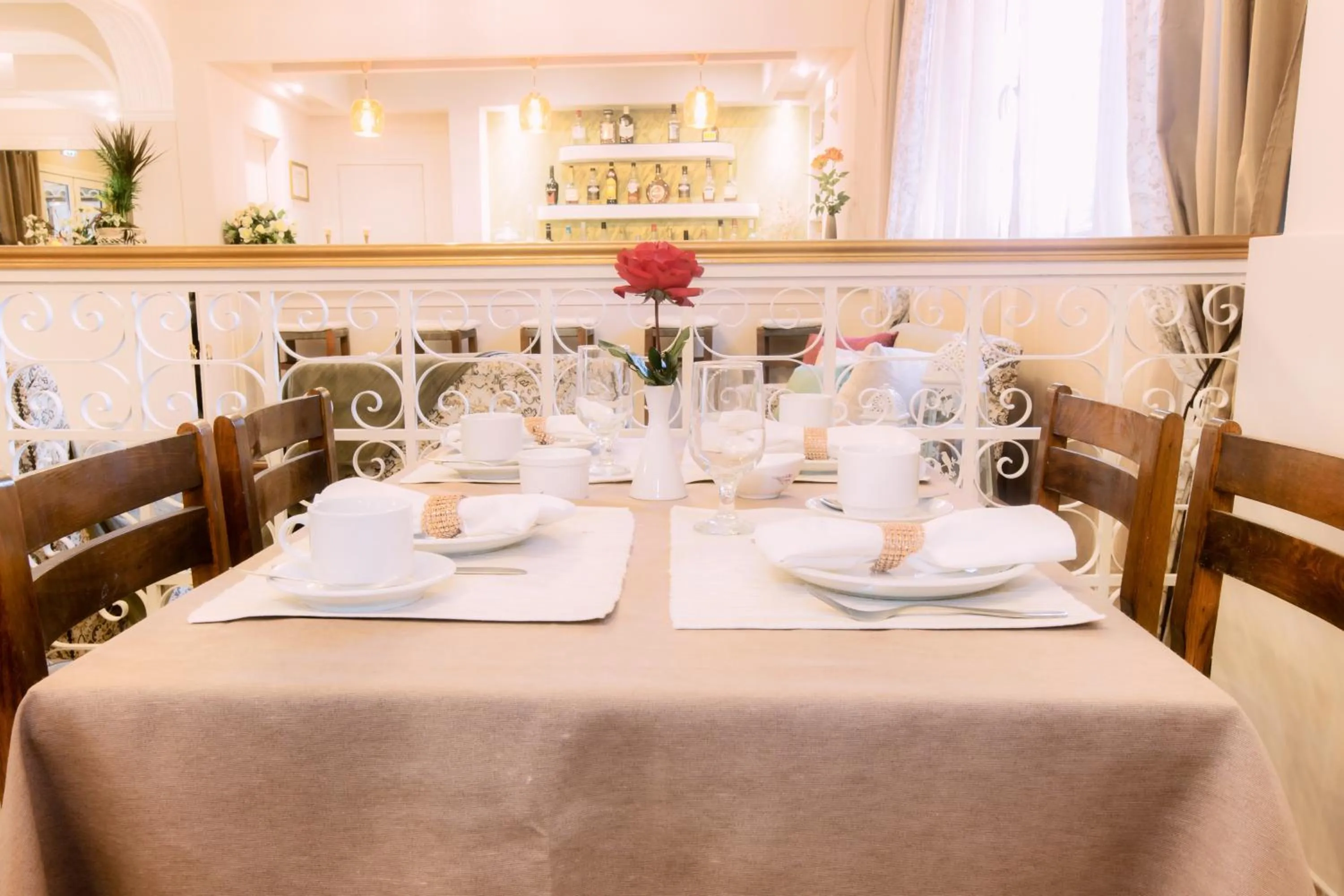 Restaurant/places to eat in Sirena Beach