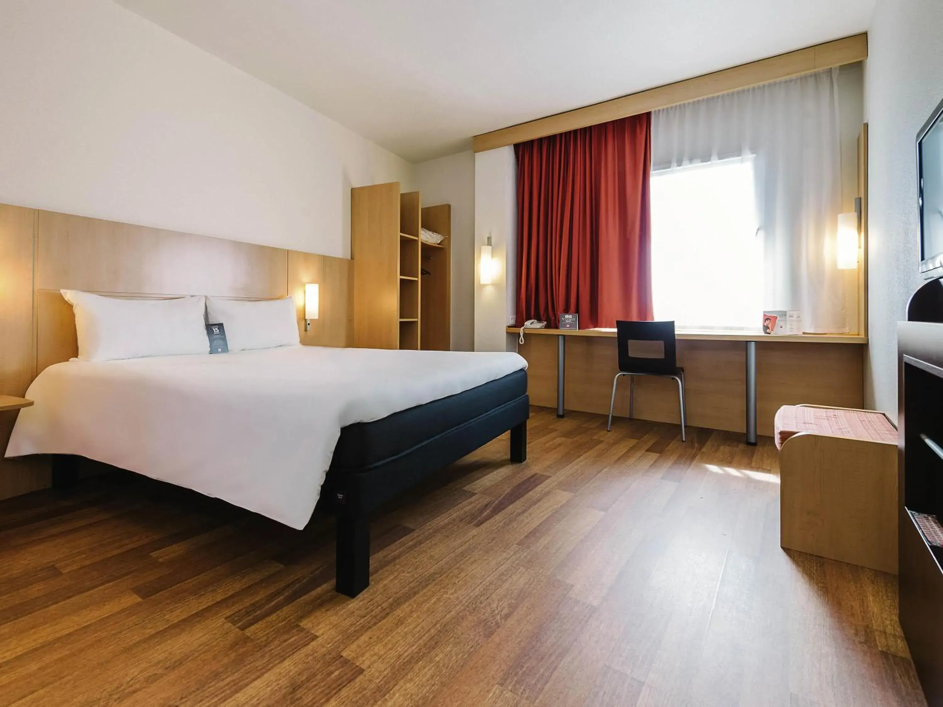 Bedroom, Bed in Ibis Styles Madrid Centro Maravillas Bedroom, Bed in Ibis Styles Madrid Centro Maravillas