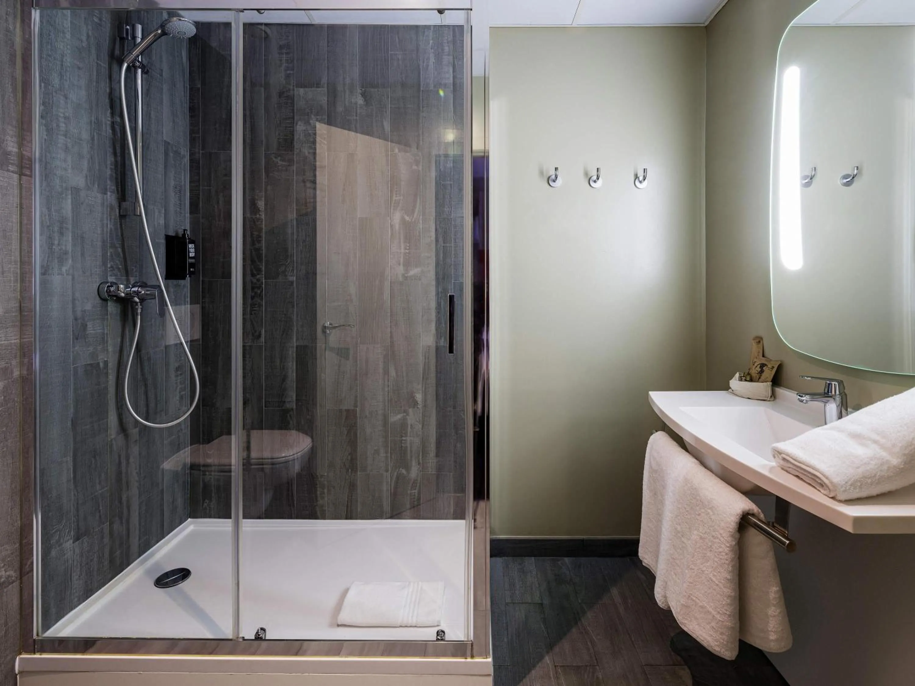 Bedroom in Ibis Madrid Fuenlabrada