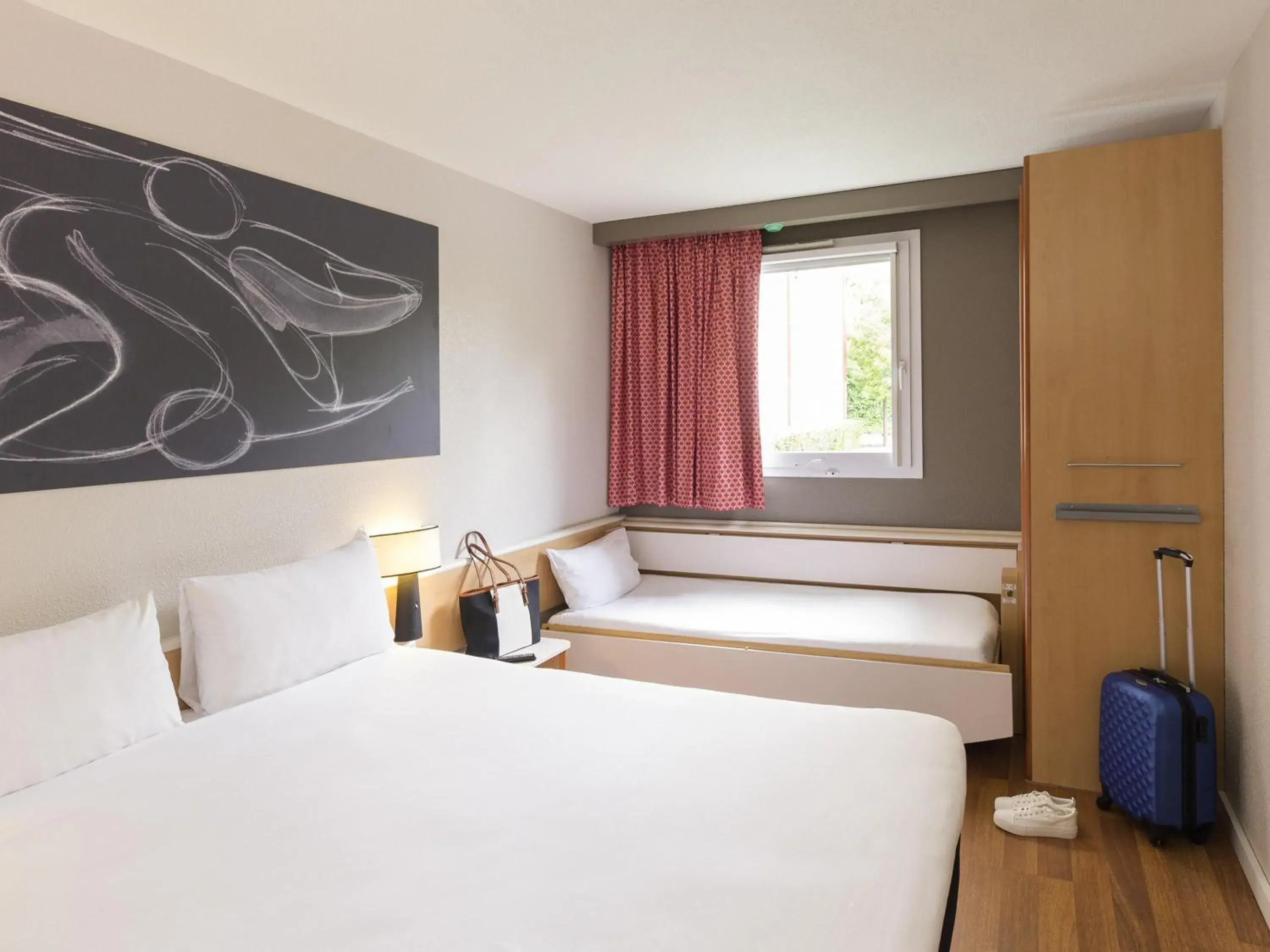 Family Room with One Double Bed and Extra Bed in Ibis Madrid Fuenlabrada Family Room with One Double Bed and Extra Bed in Ibis Madrid Fuenlabrada