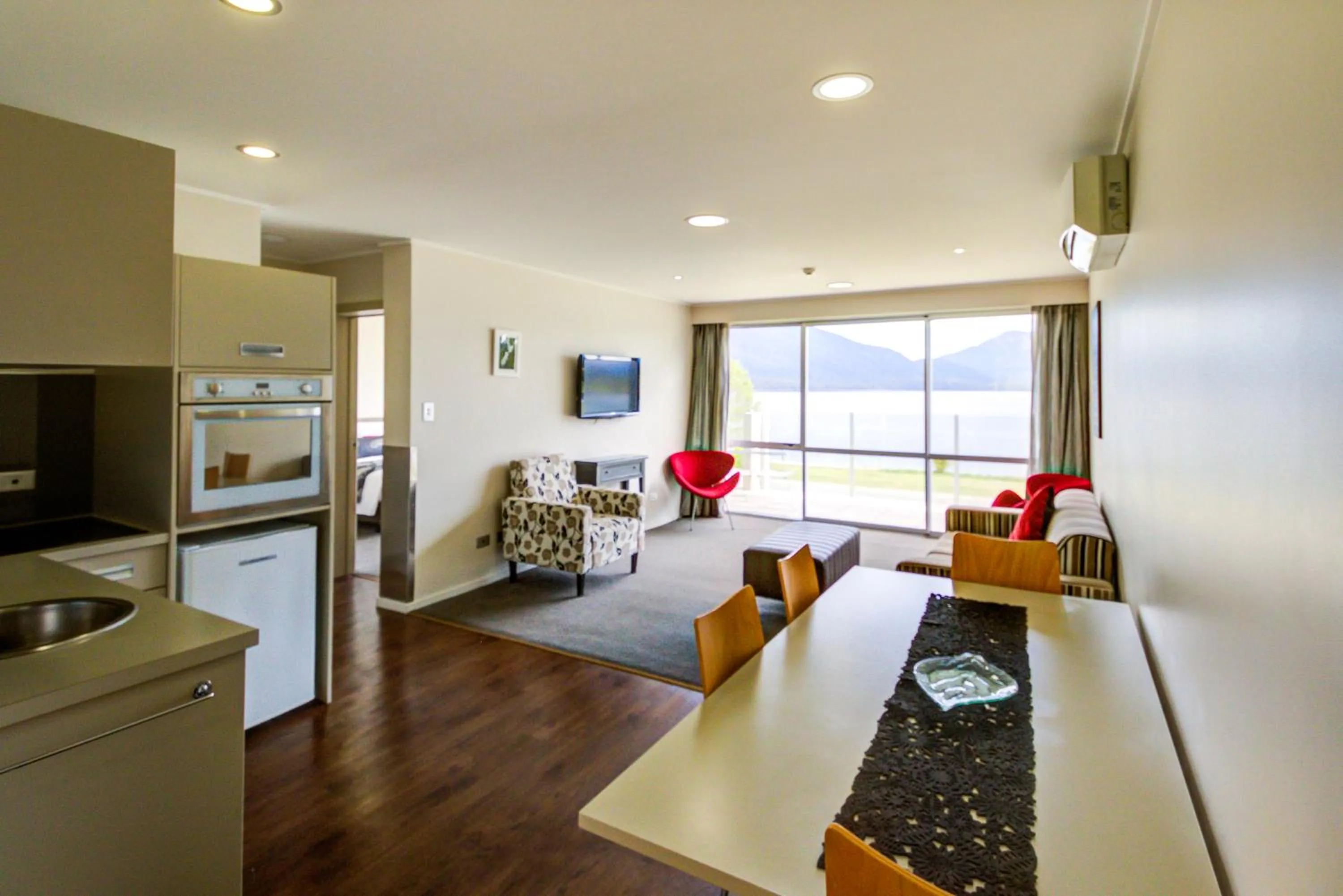 TV and multimedia in Marakura Deluxe Motel