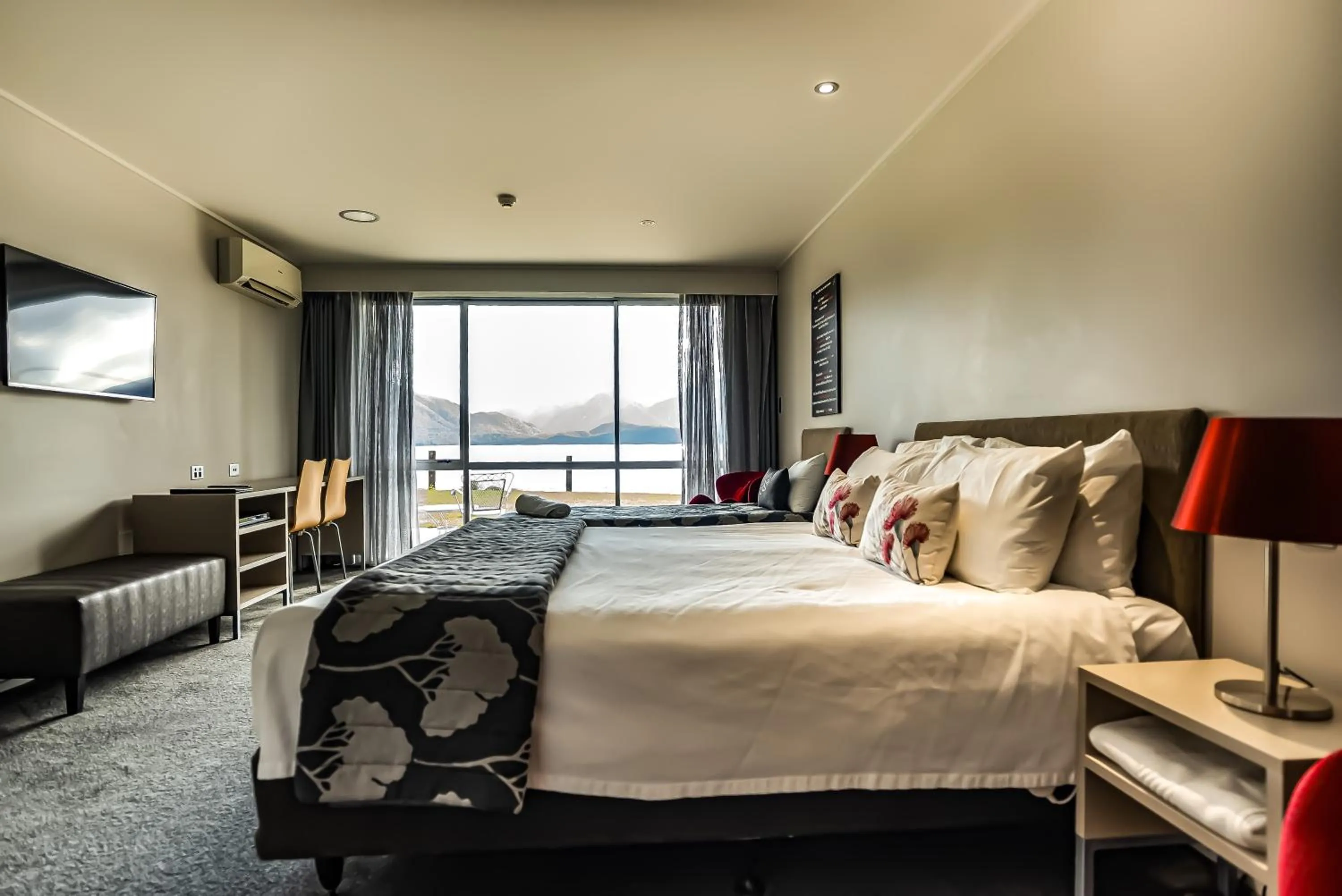 Bed in Marakura Deluxe Motel