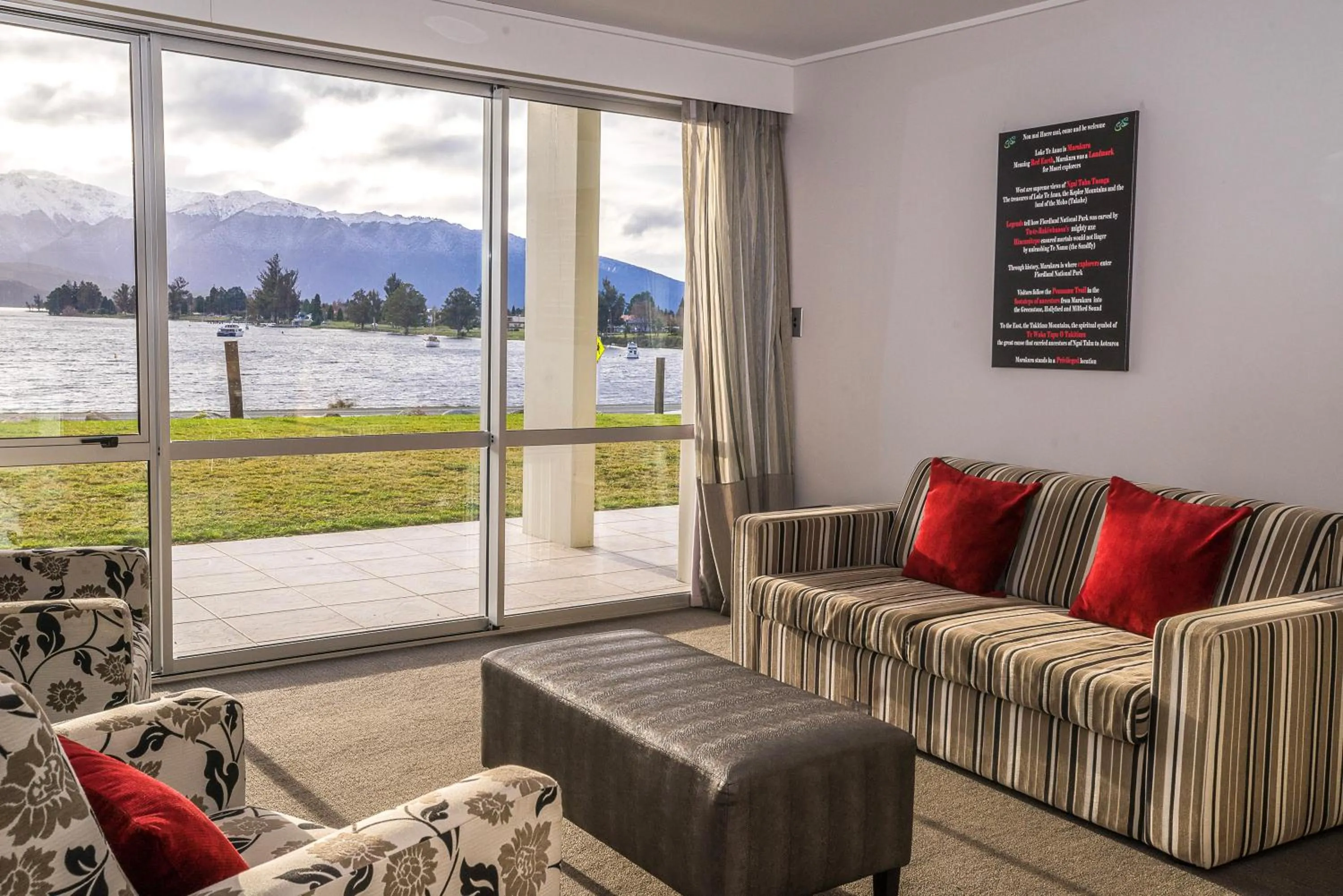 Seating area in Marakura Deluxe Motel
