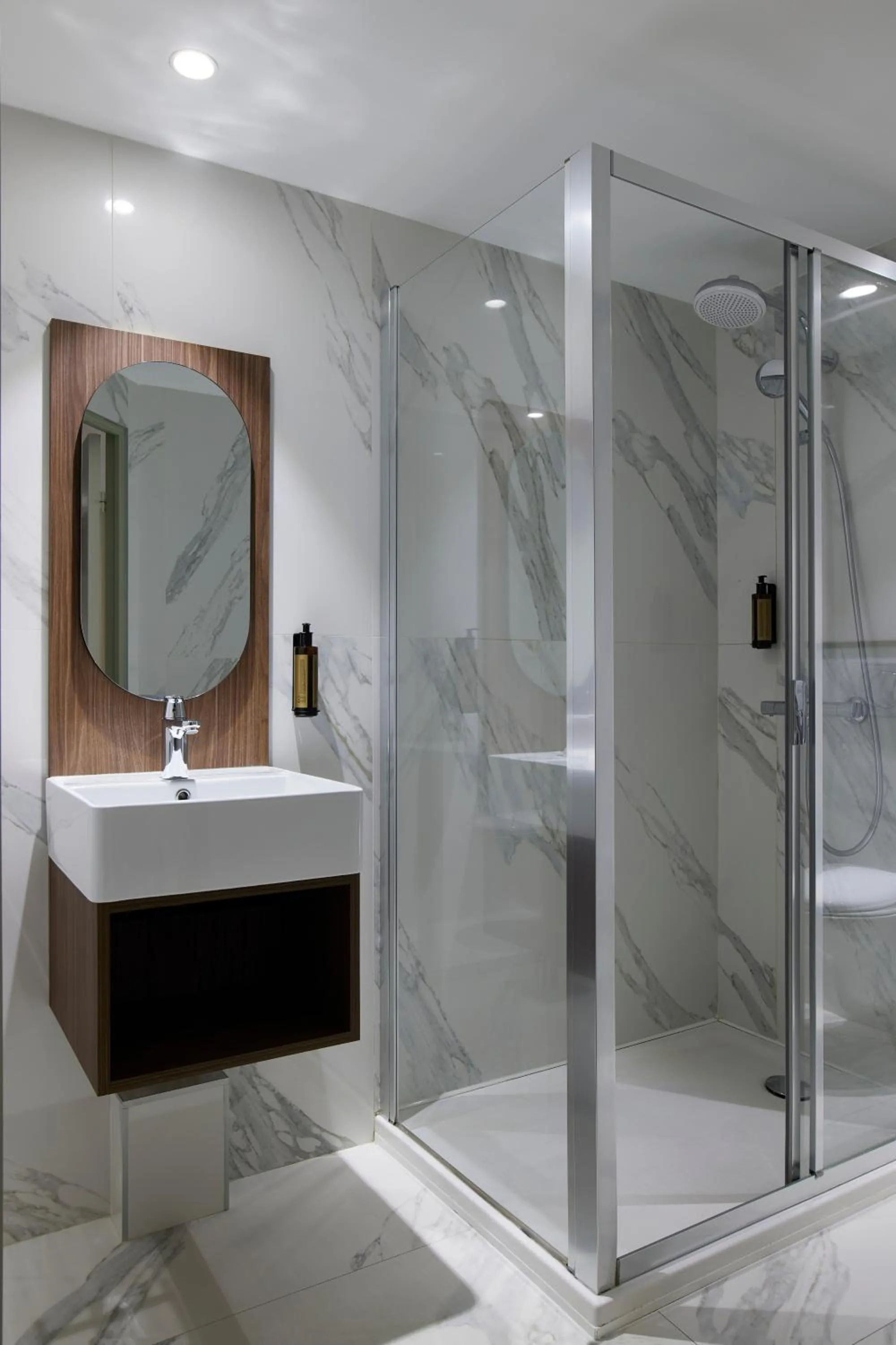 Bathroom in Hotel du Pin Nice Port