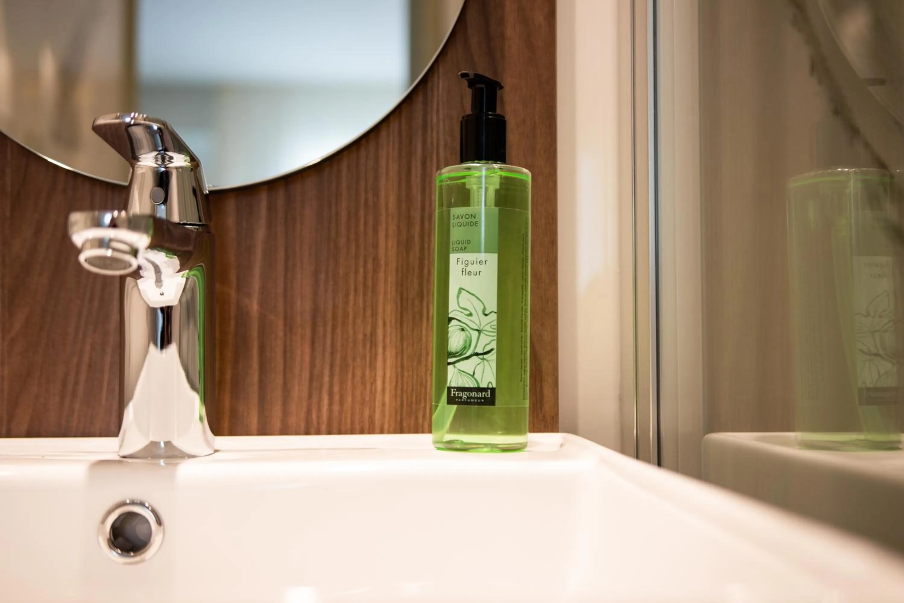 Bathroom in Hotel du Pin Nice Port