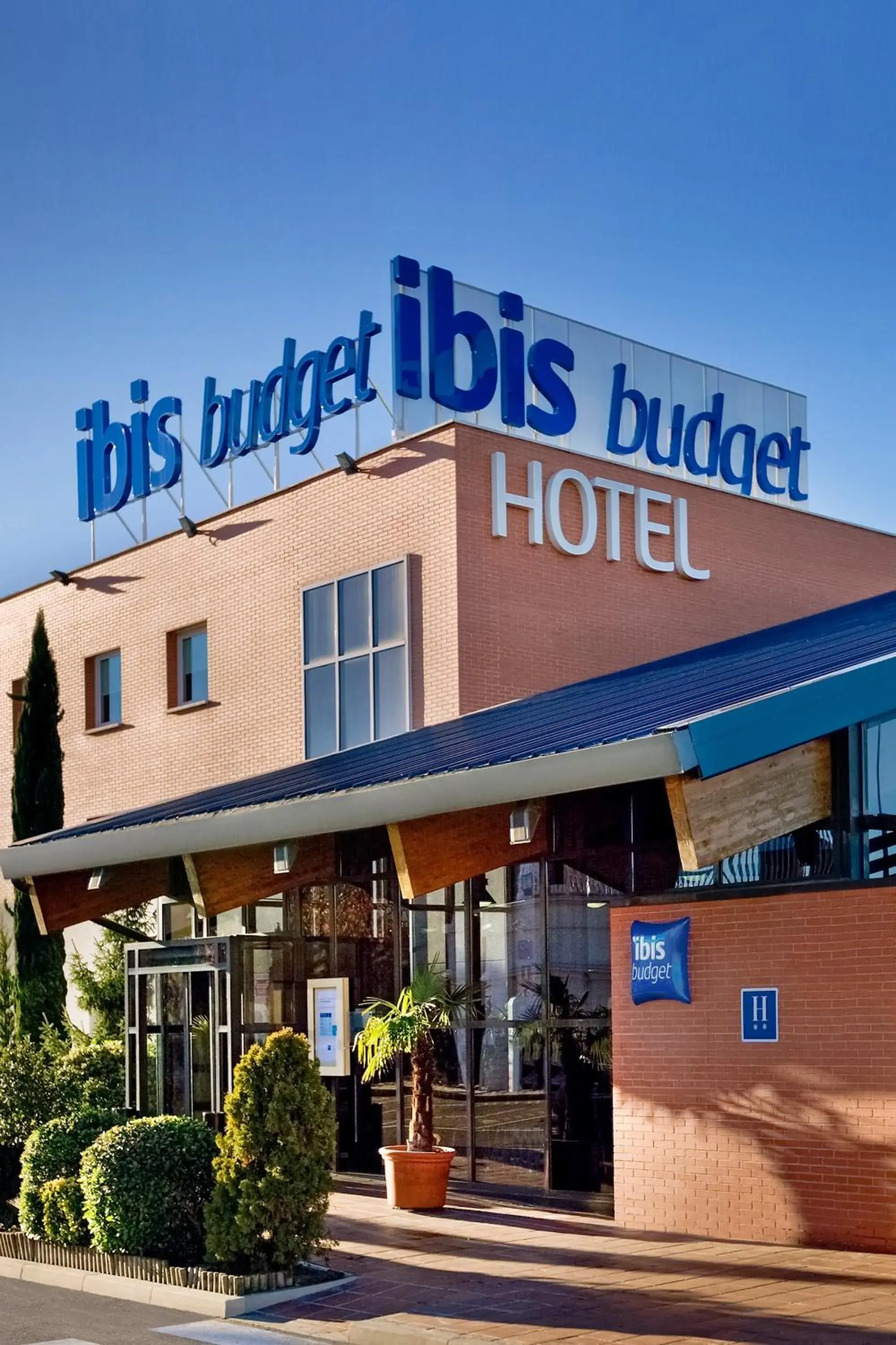 Facade/entrance in Ibis Budget Madrid Alcalá de Henares La Dehesa Facade/entrance in Ibis Budget Madrid Alcalá de Henares La Dehesa
