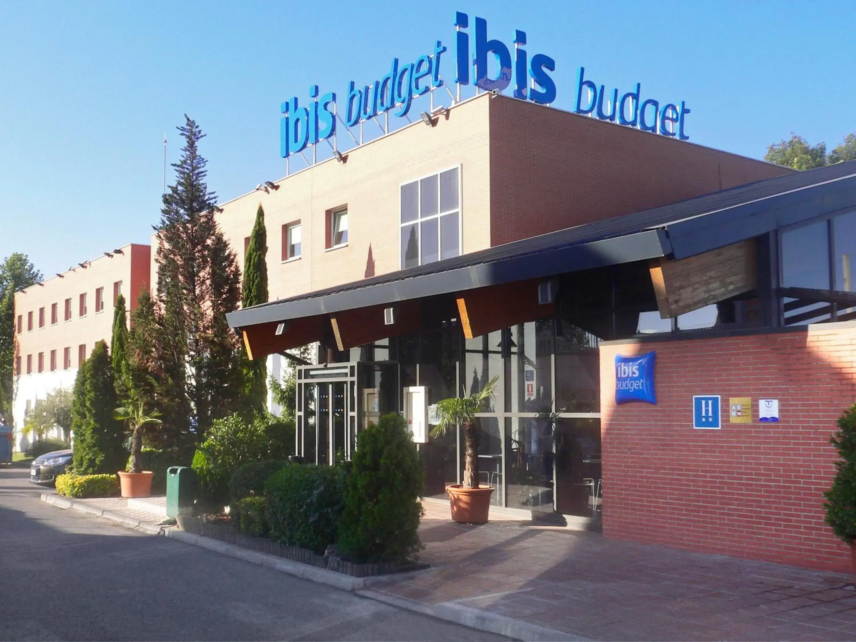 Facade/entrance in Ibis Budget Madrid Alcalá de Henares La Dehesa Facade/entrance in Ibis Budget Madrid Alcalá de Henares La Dehesa