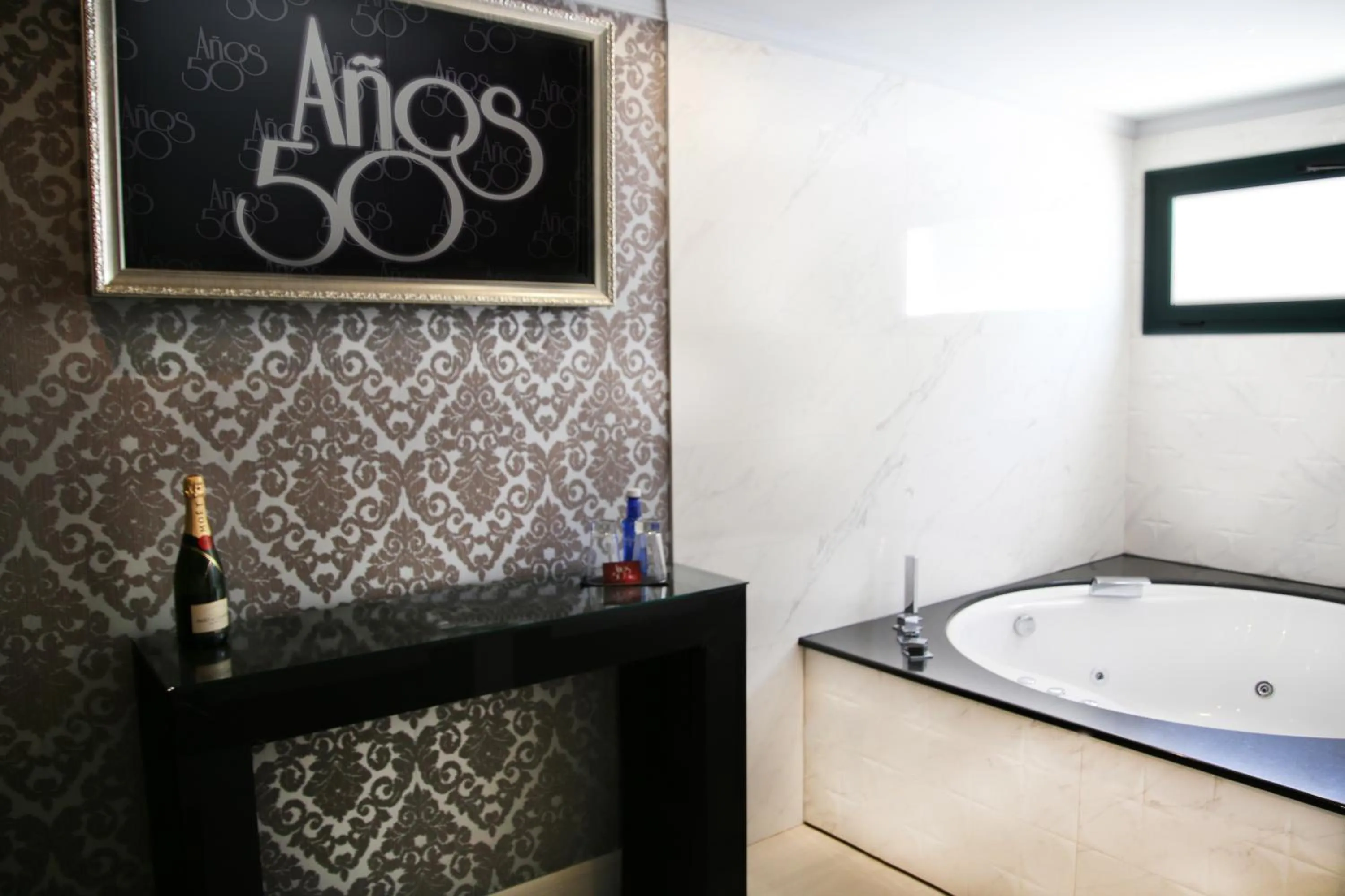 Hot Tub in Hotel Años 50