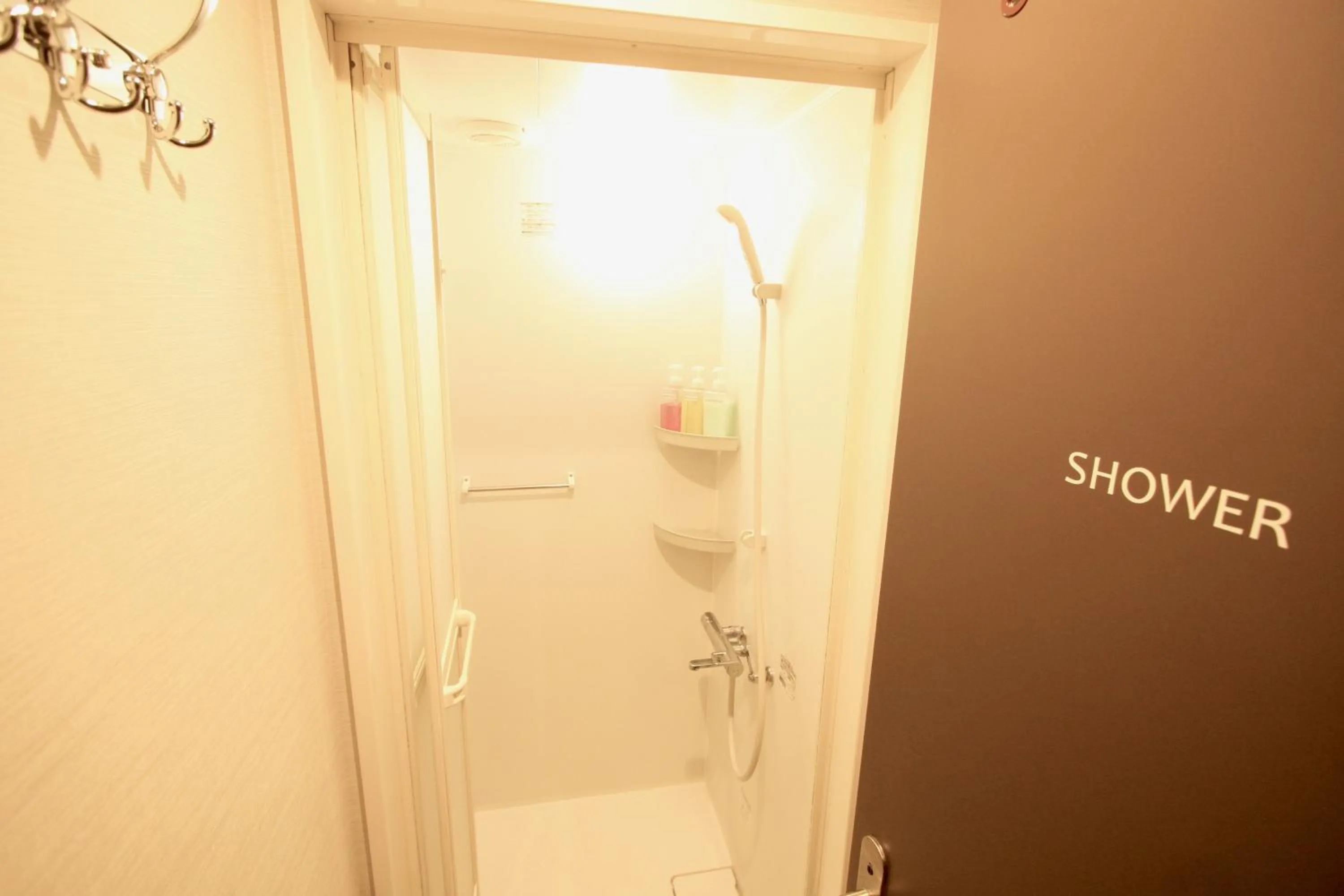 Shower in Namba Guesthouse HIVE
