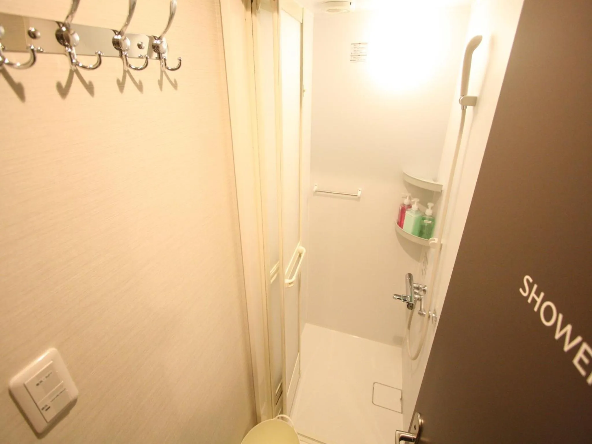 Shower in Namba Guesthouse HIVE