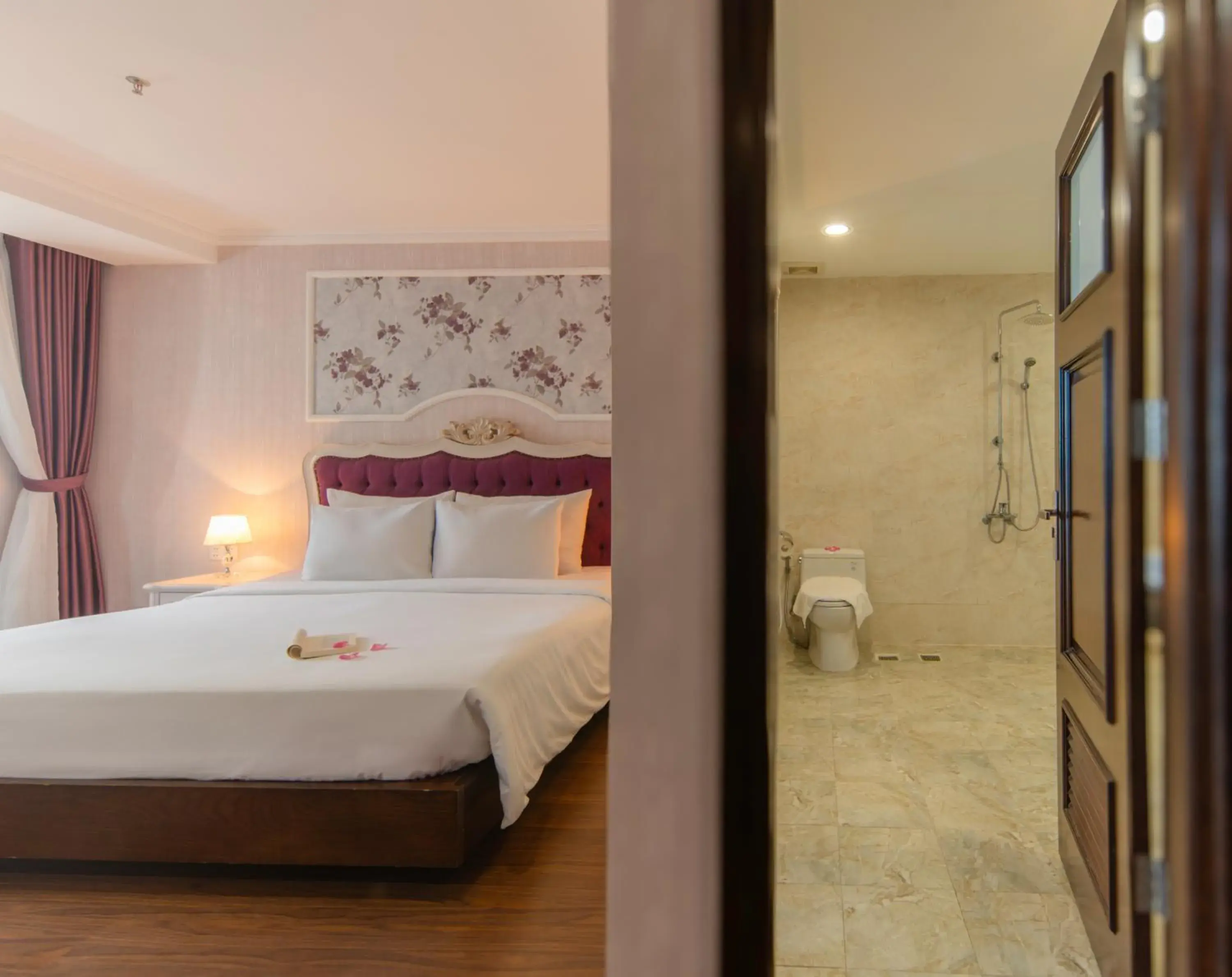 Shower, Bed in Bonjour Nha Trang Hotel Shower, Bed in Bonjour Nha Trang Hotel