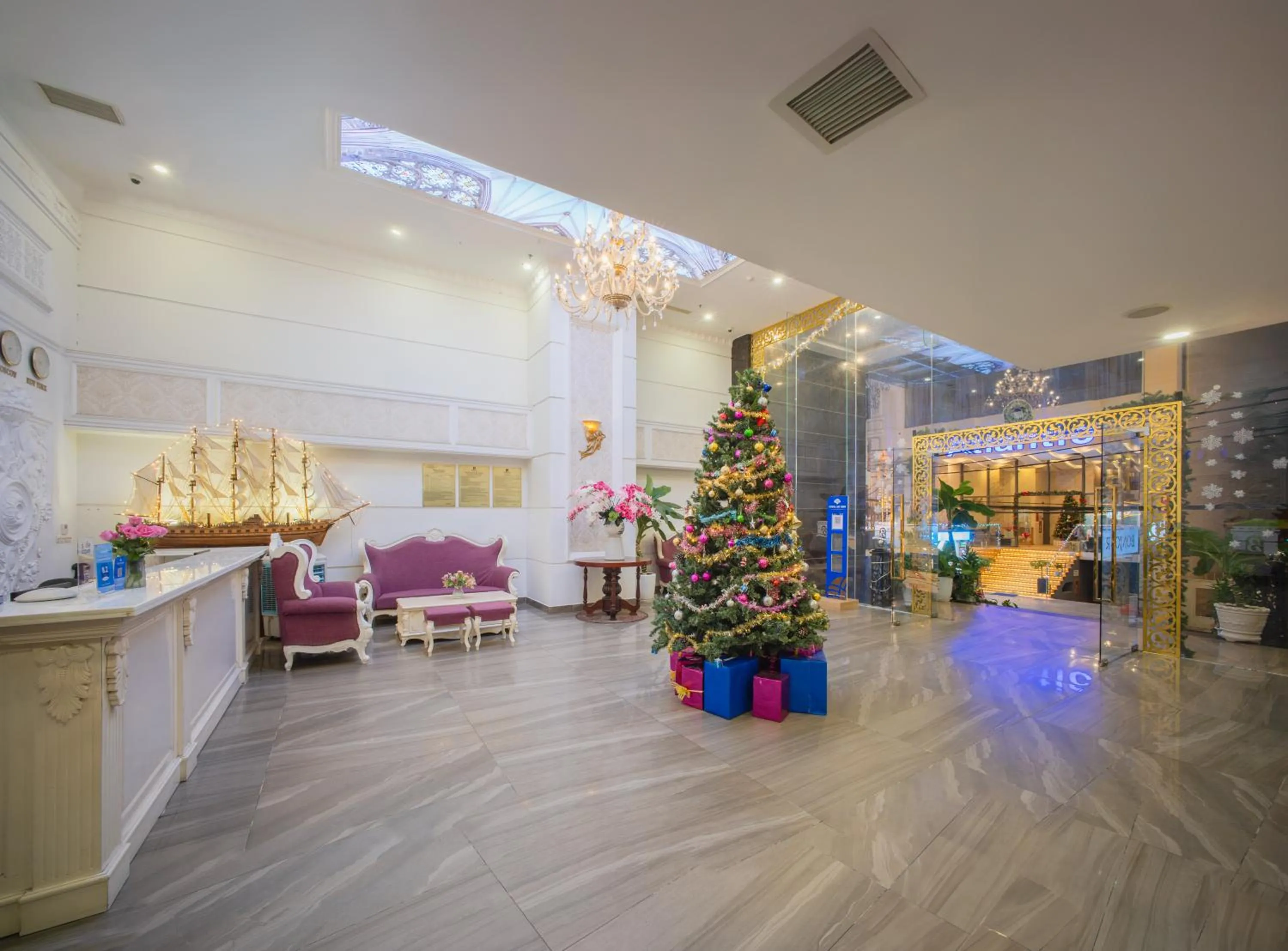 Communal lounge/ TV room in Bonjour Nha Trang Hotel