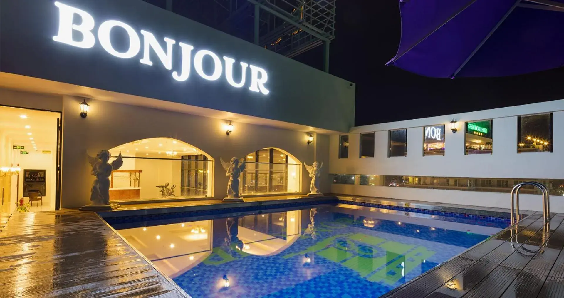 Swimming pool in Bonjour Nha Trang Hotel Swimming pool in Bonjour Nha Trang Hotel