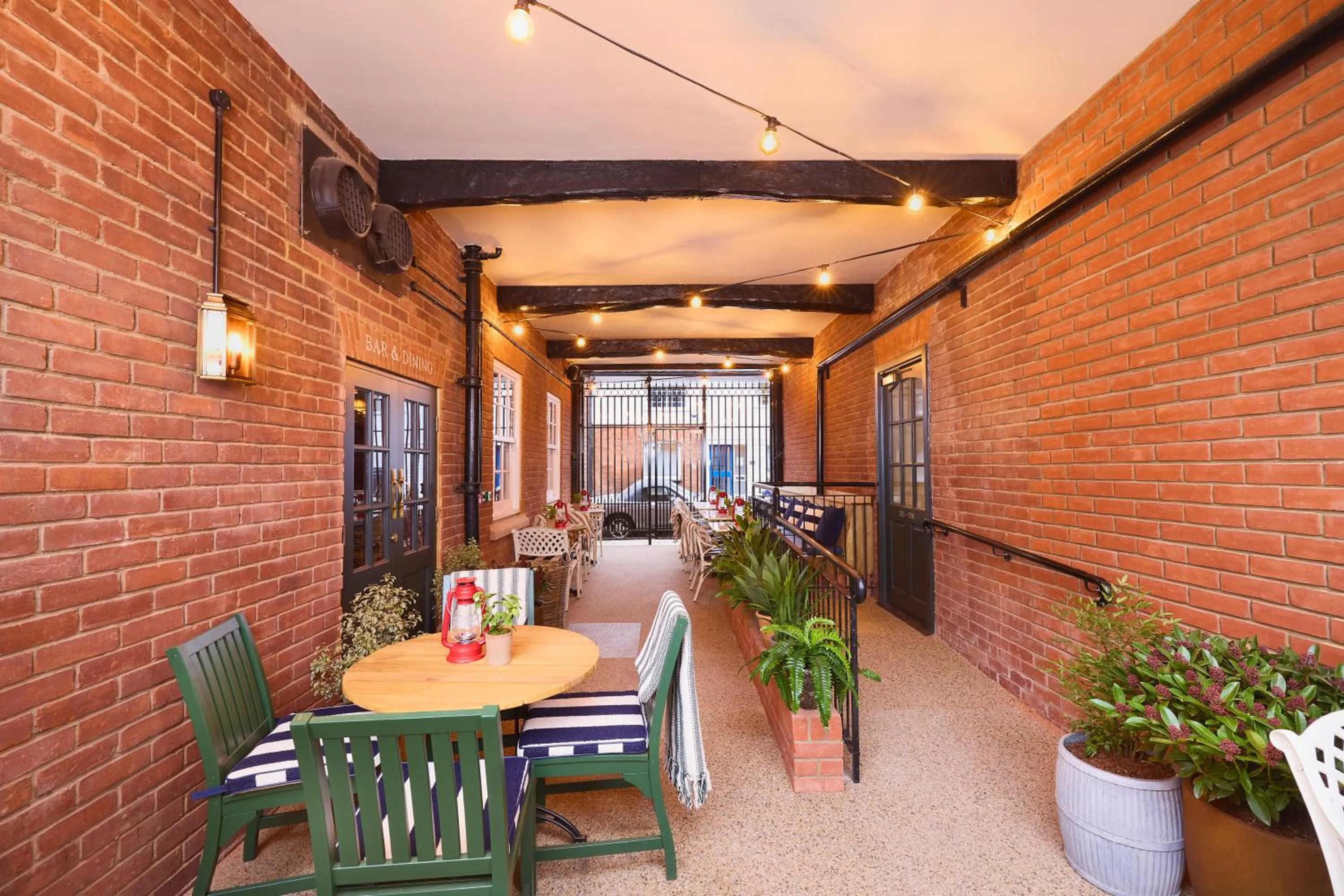 Inner courtyard view in Salisbury Arms Hotel